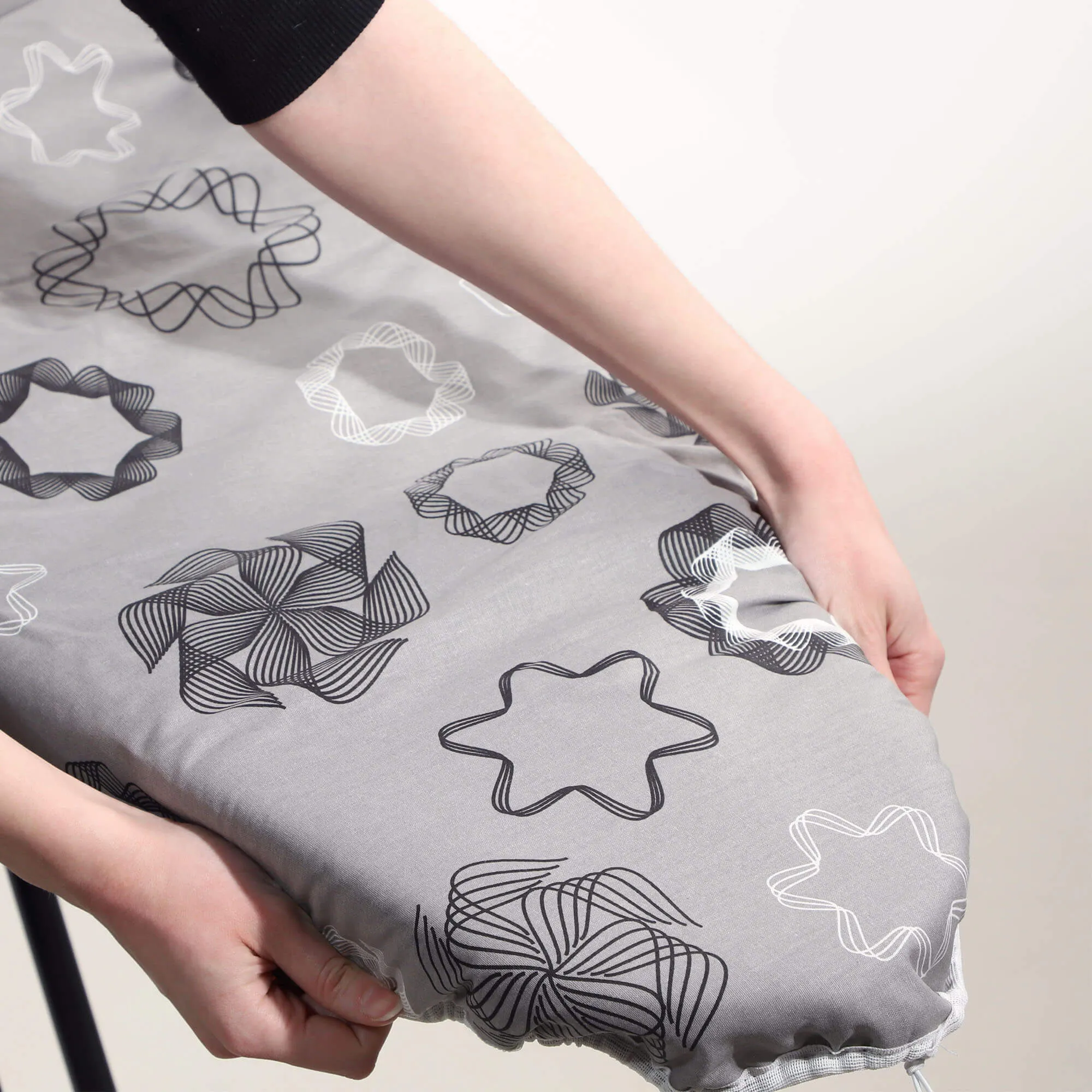 „Etoto“ lyginimo lentos užvalkalas, 120 x 38 cm, ištemptas geometrinis raštas