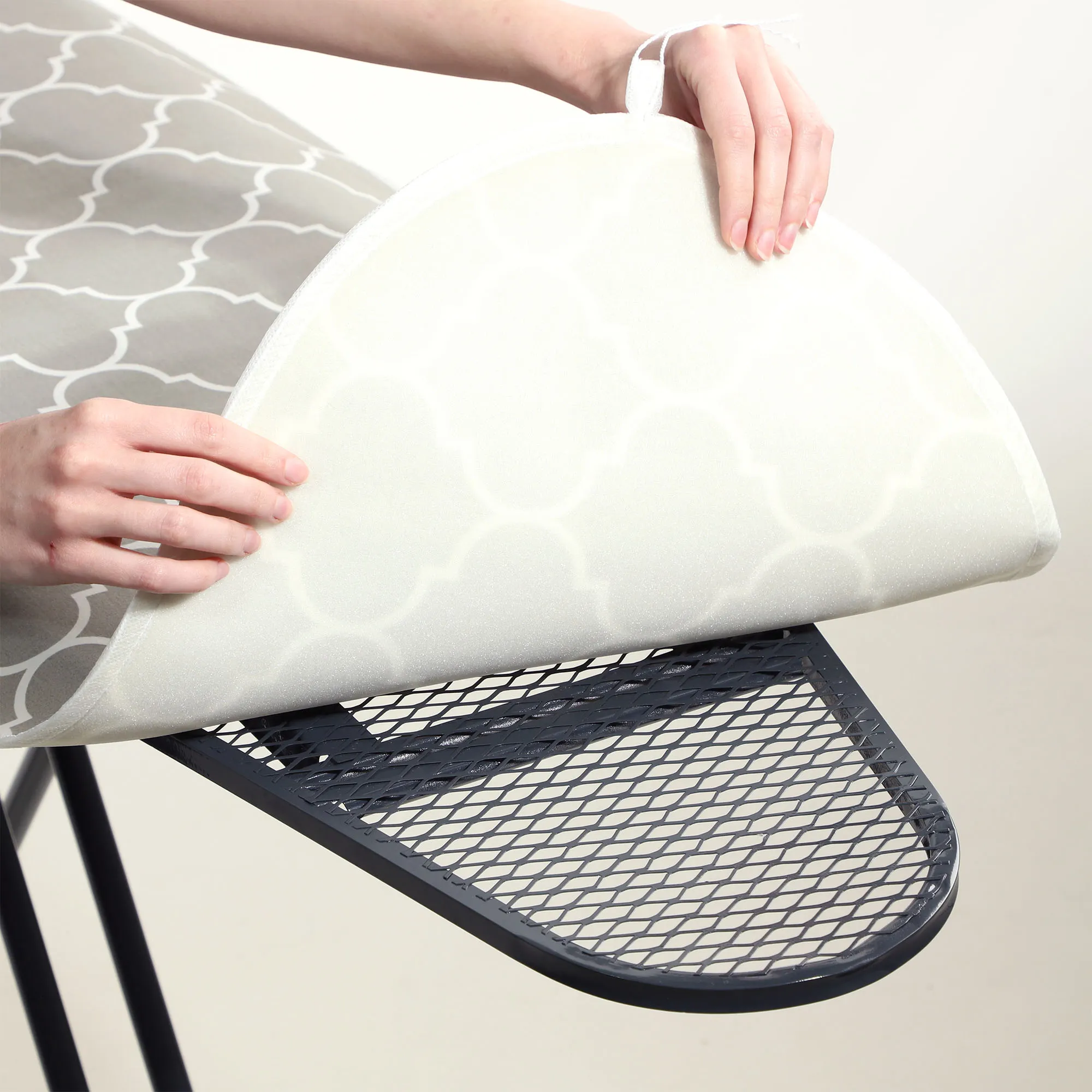 Viseu geometrinis lyginimo lentos užvalkalas 144×44 cm