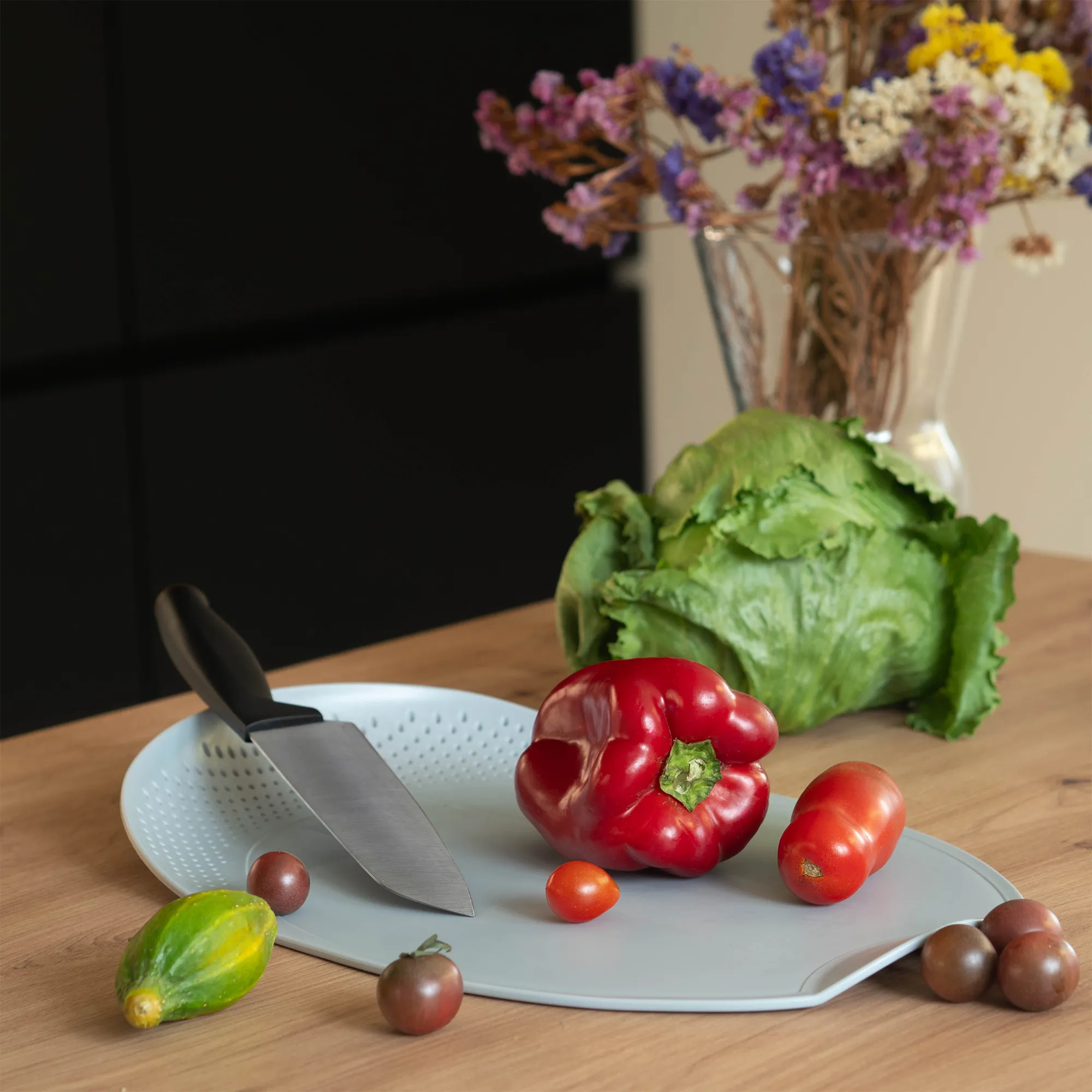 Visso šviesiai pilka pjaustymo lentelė su nusausintuvu