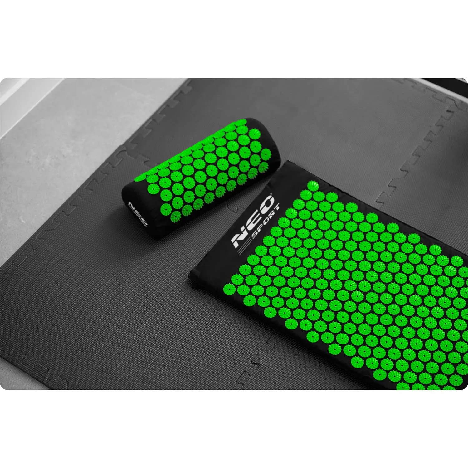 Neo-Sport NS-901 akupresūros kilimėlis su smaigaliais, juodas ir žalias - nuotrauka 1