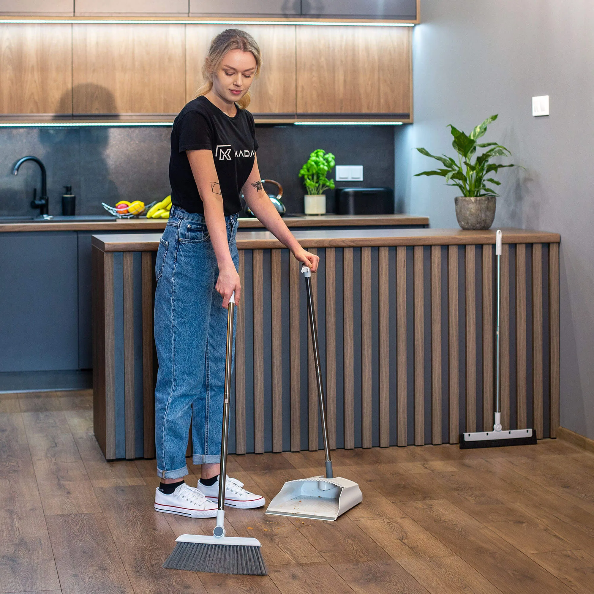 „Loken“ 3 viename valymo rinkinys: šluota, semtuvėlis ir šepetys