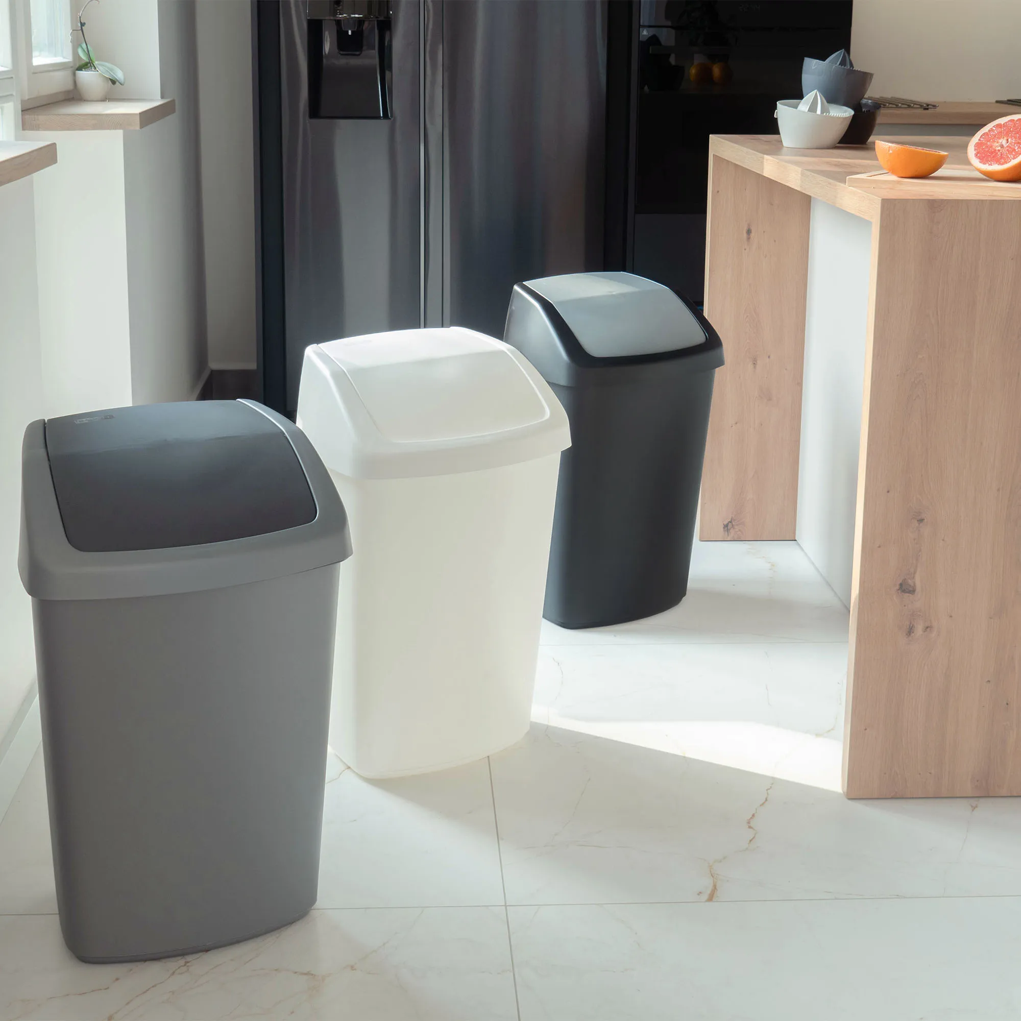 Curver šiukšliadėžė su atlenkiamu viršumi, juoda, 50 l