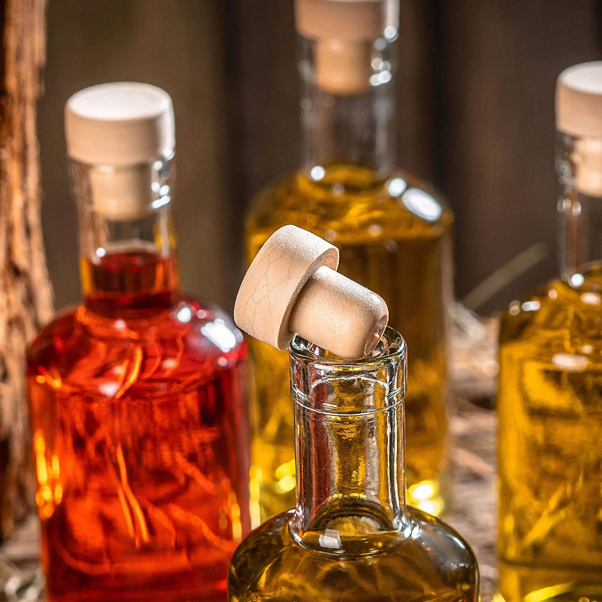 Tadek stiklinis alkoholio butelis 250 ml su sintetiniu kamščiu 1 vnt.