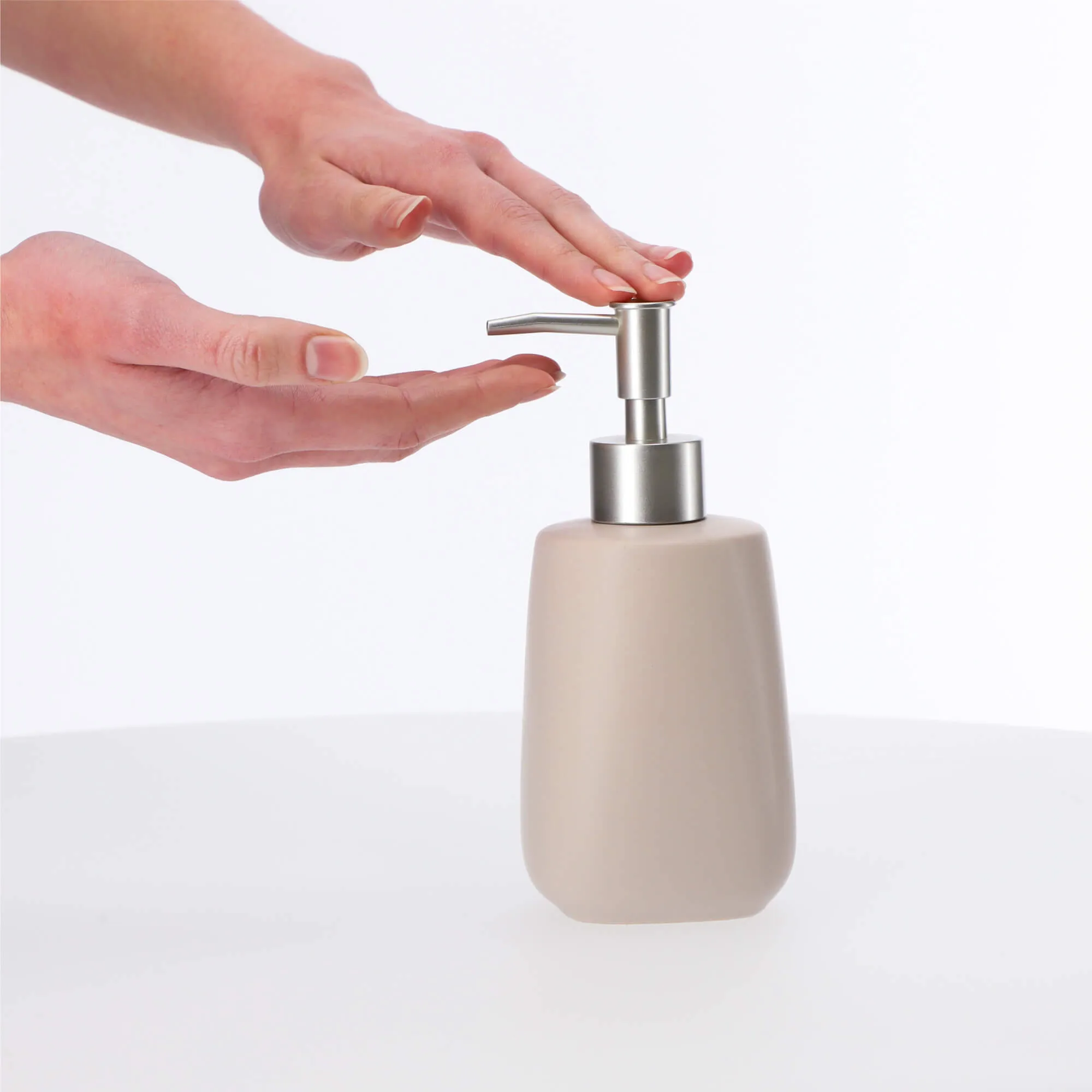 Palmi muilo dozatorius su pompa, 400 ml, smėlio spalvos