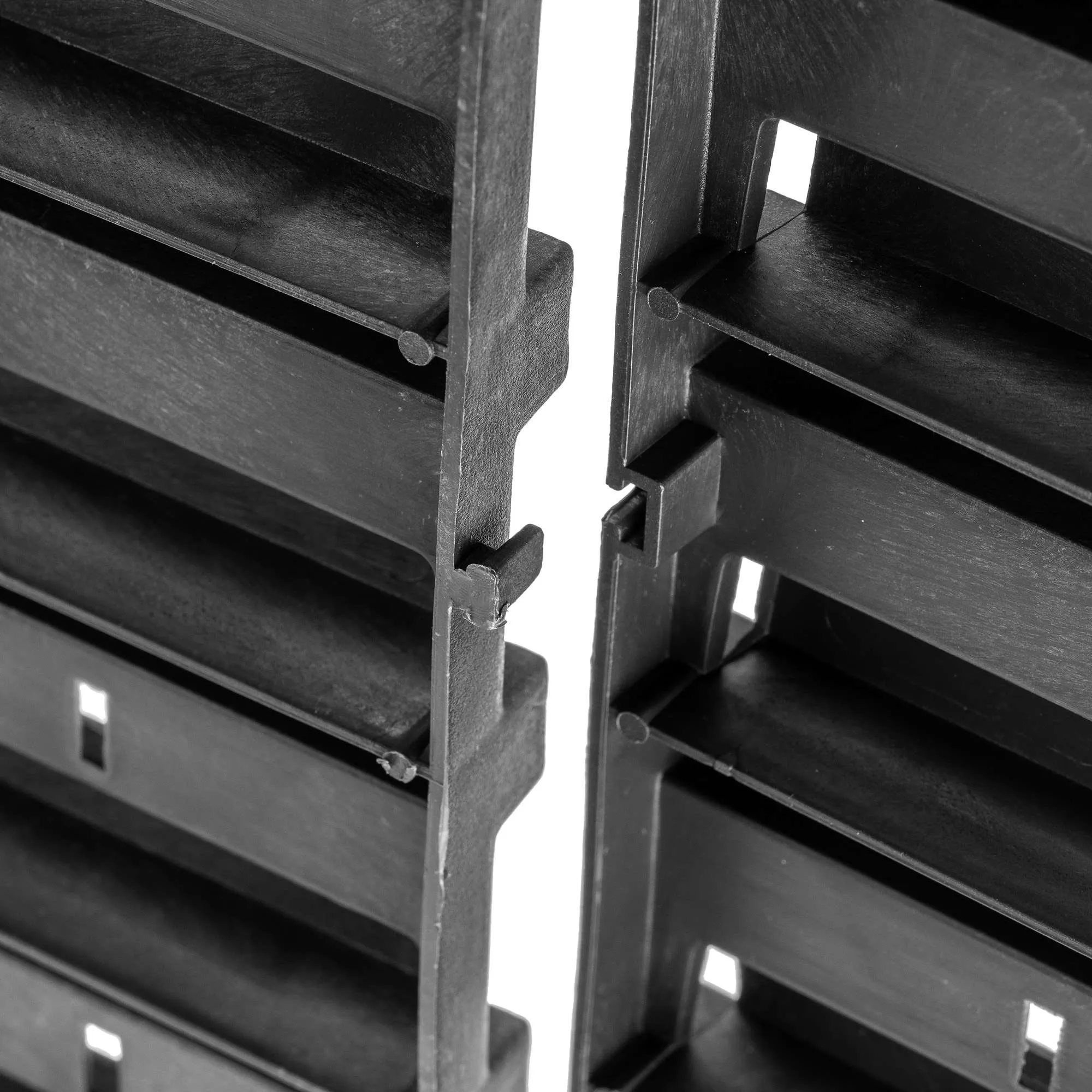 Tubize perforuota lenta 78x39cm juoda