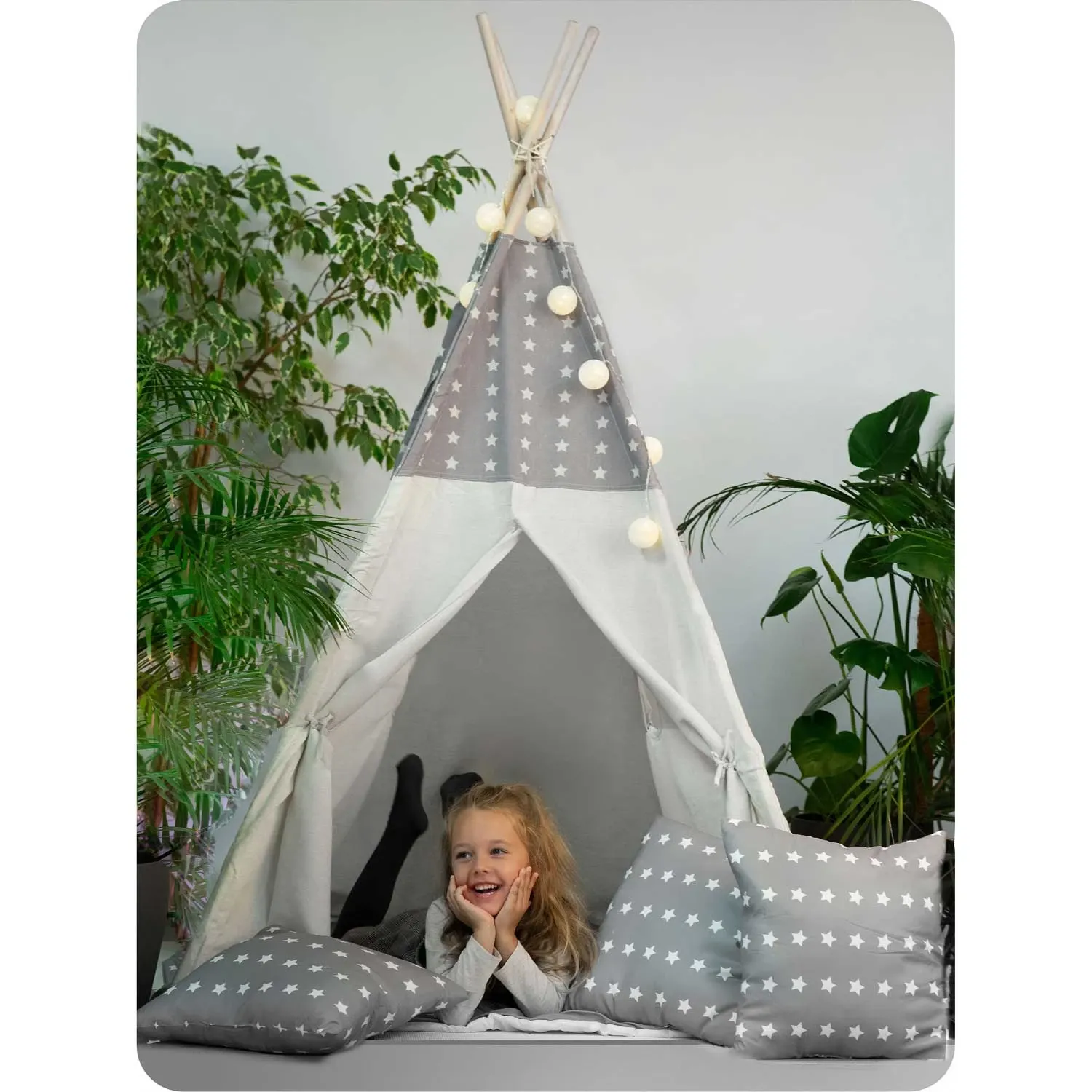Vaikiška tipi palapinė su girlianda ir lemputėmis - šviesiai pilka su žvaigždutėmis - nuotrauka 1