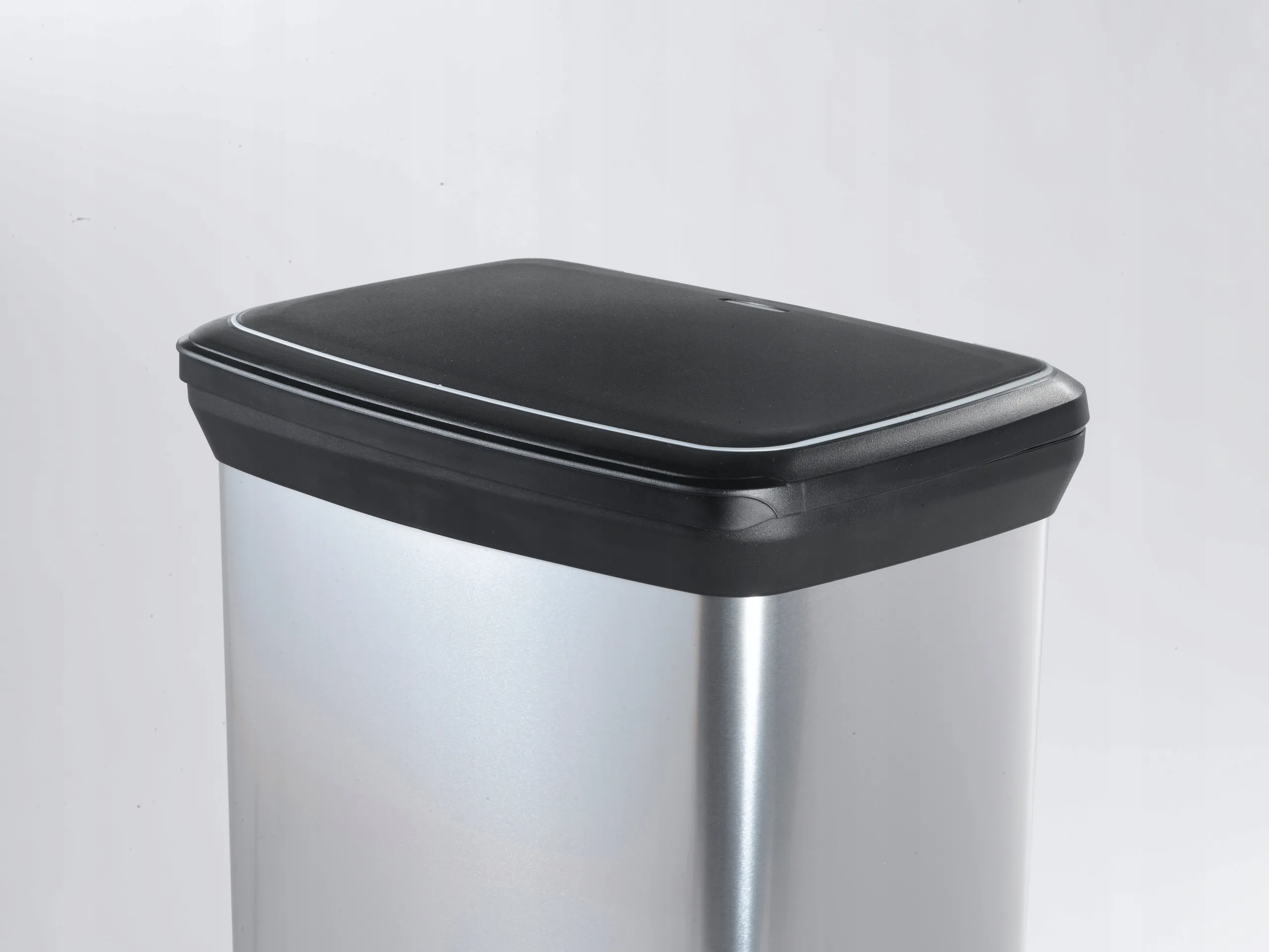 50 litrų talpos „Curver Deco“ šiukšliadėžė, metalizuota