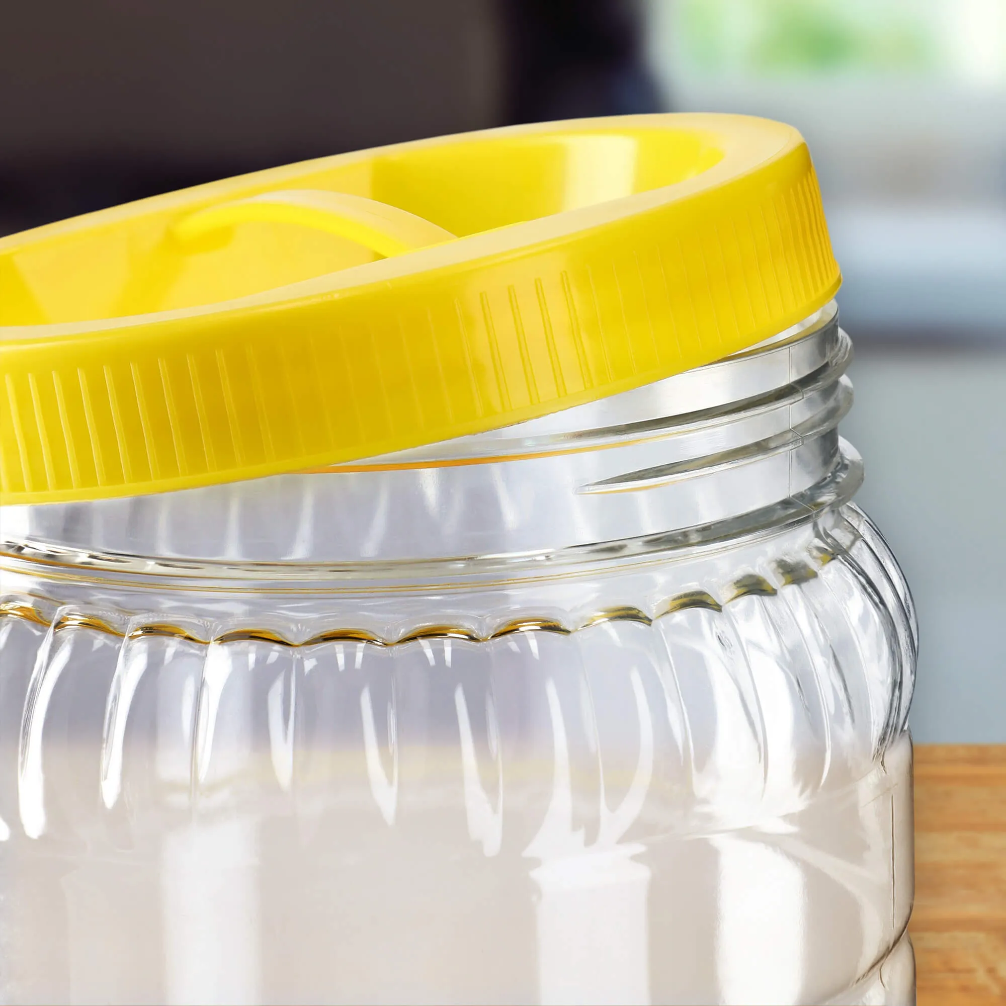 2 litrų geltono plastiko indas