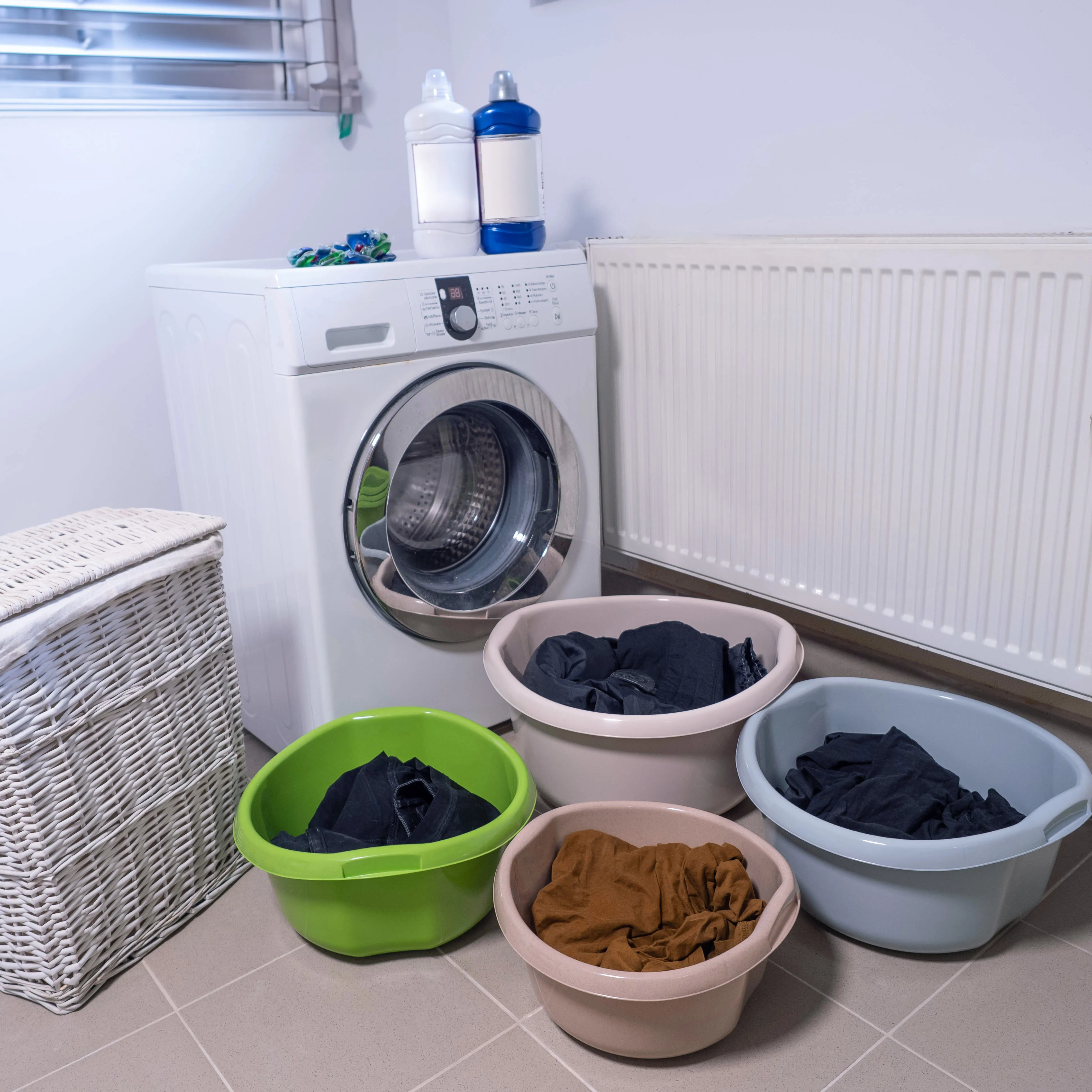 Treix 15 l smėlio spalvos plastikinis praustuvas su rankenomis