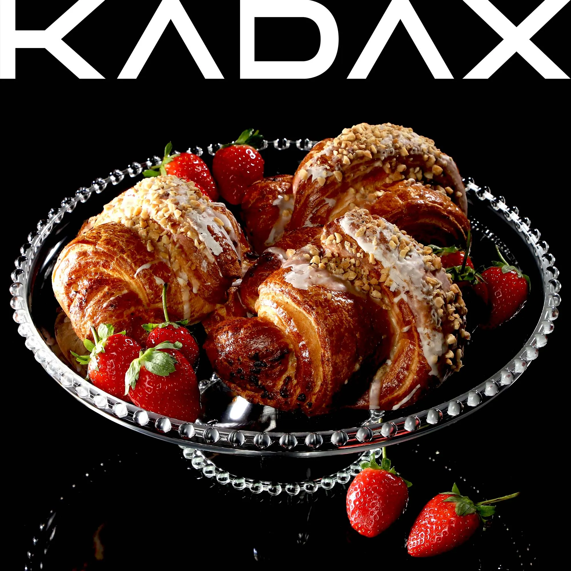 Assa torto stovas su dekoratyviniais rutuliukais 32 cm