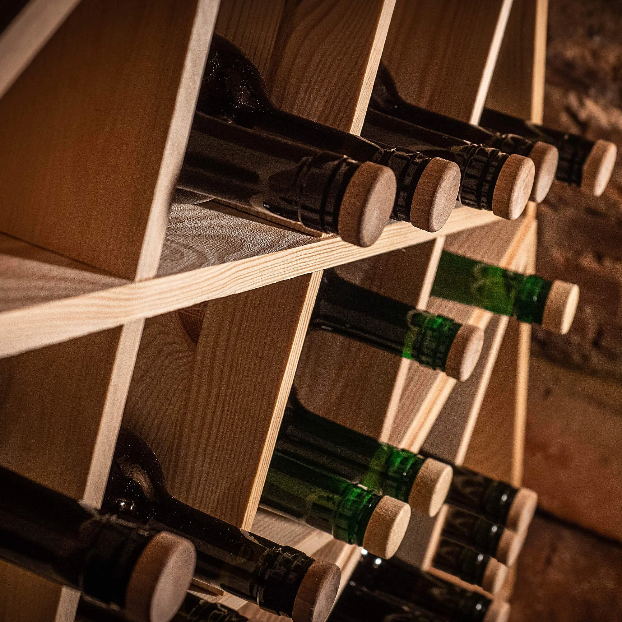 „Loreo“ vyno lentynėlė, medinės grotelės, šviesiai rudos spalvos, 2 vnt.