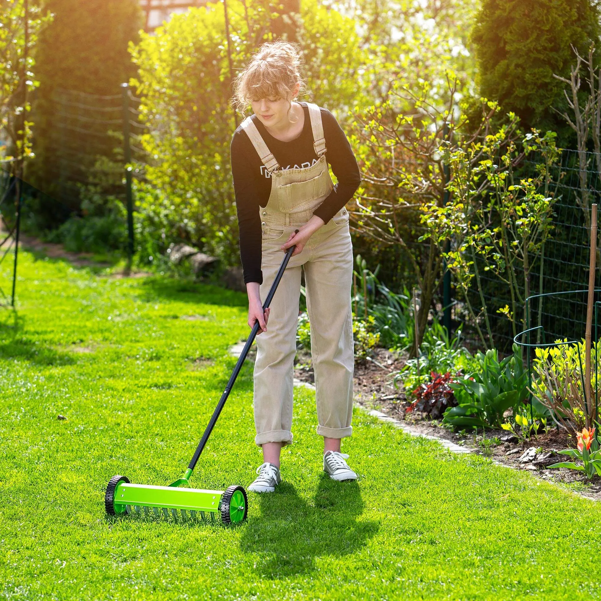 Rovigo vienpusis rankinis vejos aeratorius ant ratukų, 130 x 48 cm, žalias