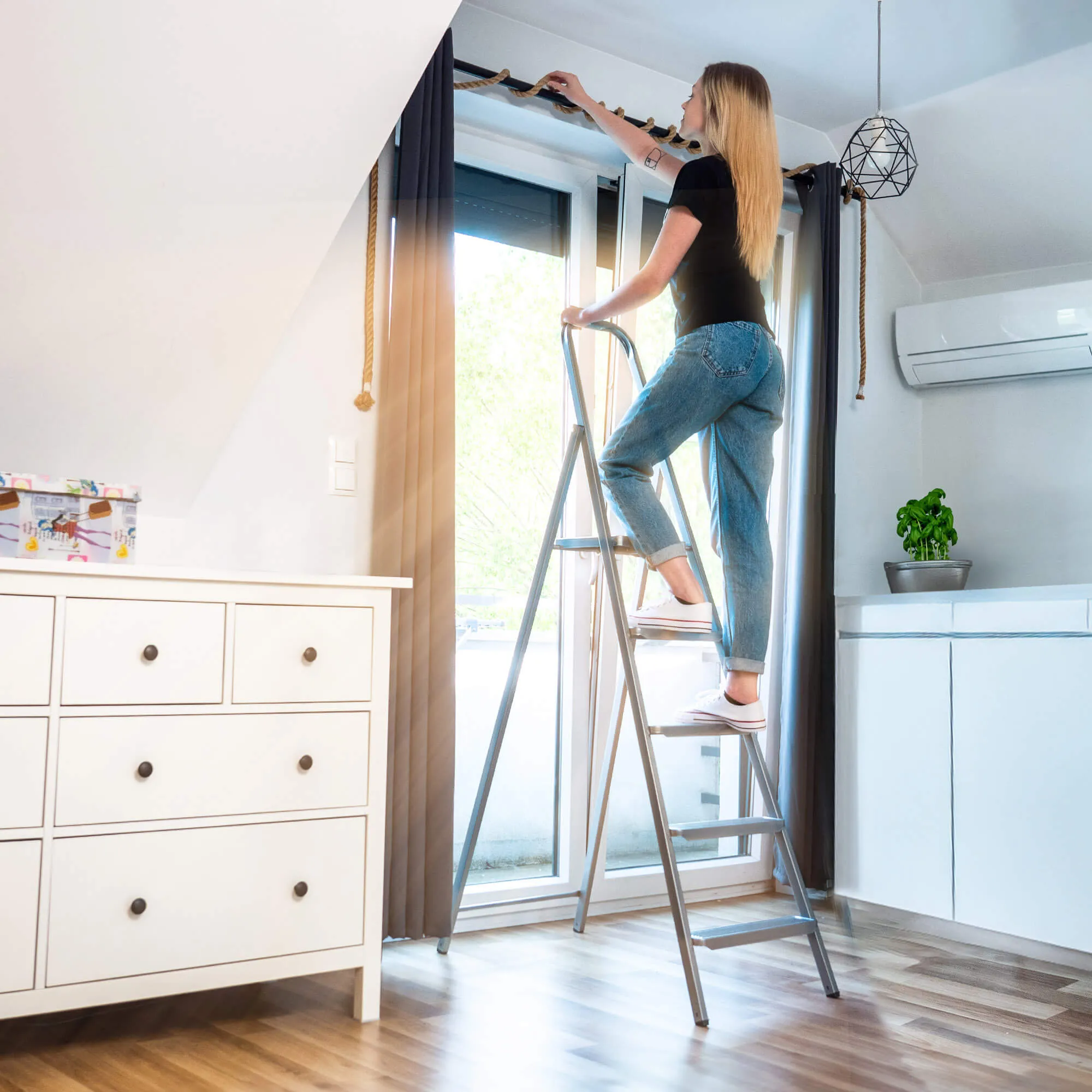 Plieninės kopėčios su platforma Ceriana 5 pakopų 125 kg