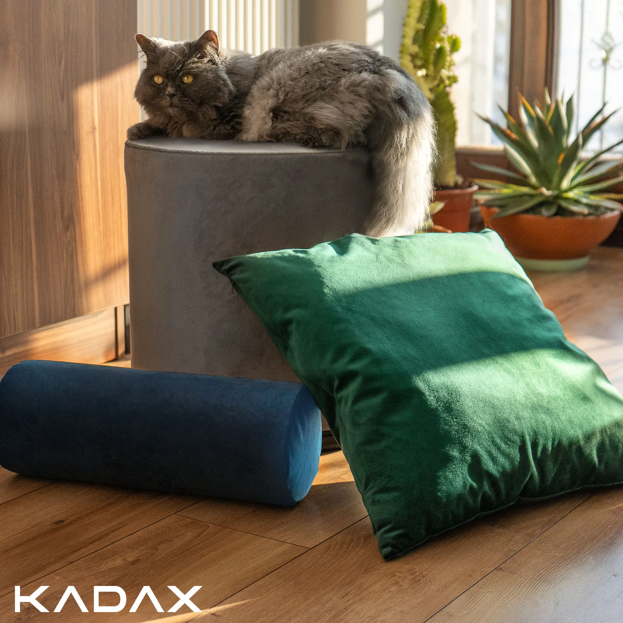 Dekoratyvinė aksominė pagalvėlė 46 x 46 cm, tamsiai mėlyna