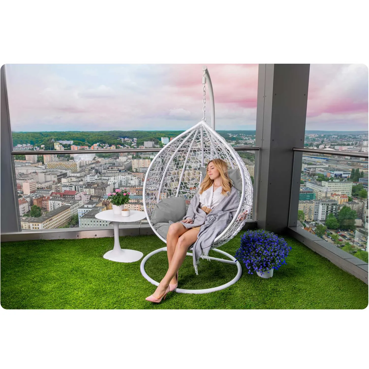 Havana pakabinama supamoji sodo kėdė, balta + šviesiai pilkos pagalvėlės - nuotrauka 1