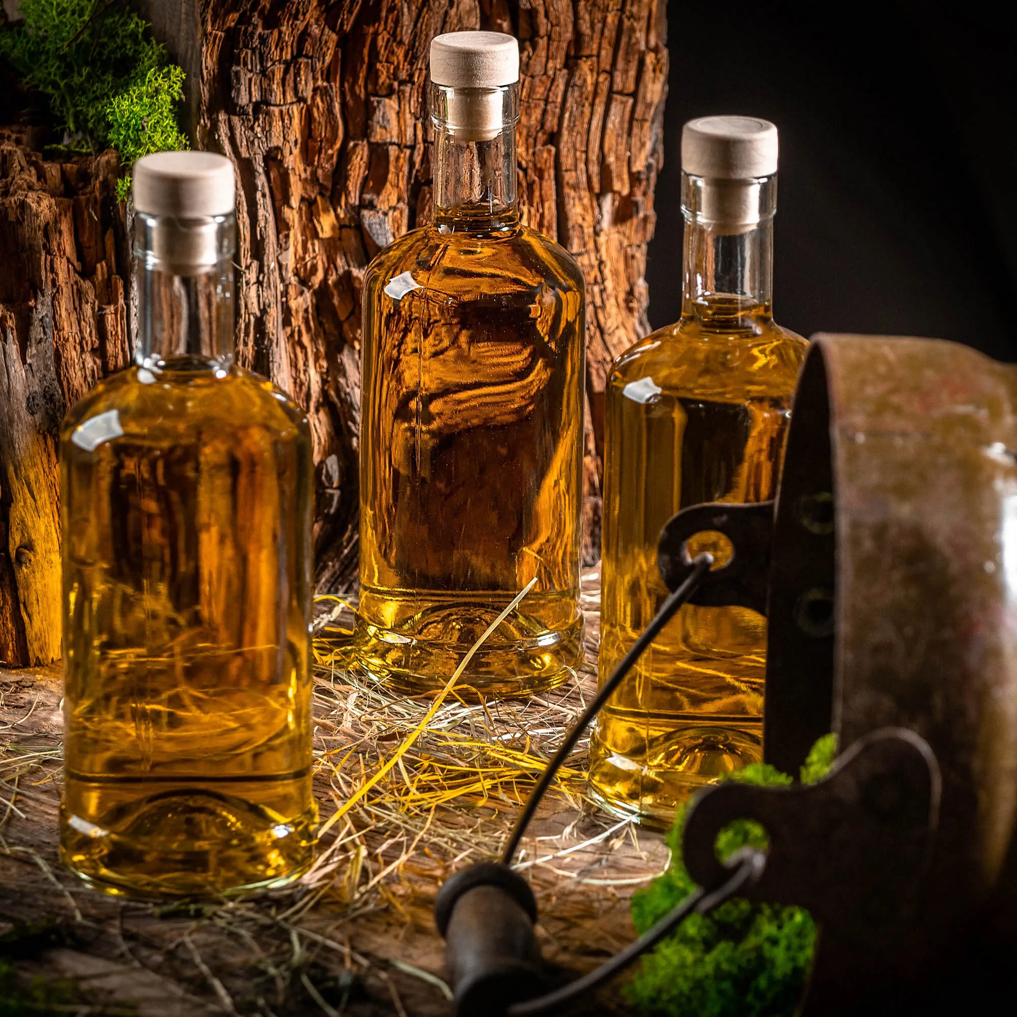 Tadek stiklinis alkoholio butelis 500 ml su sintetiniu kamščiu 1 vnt.