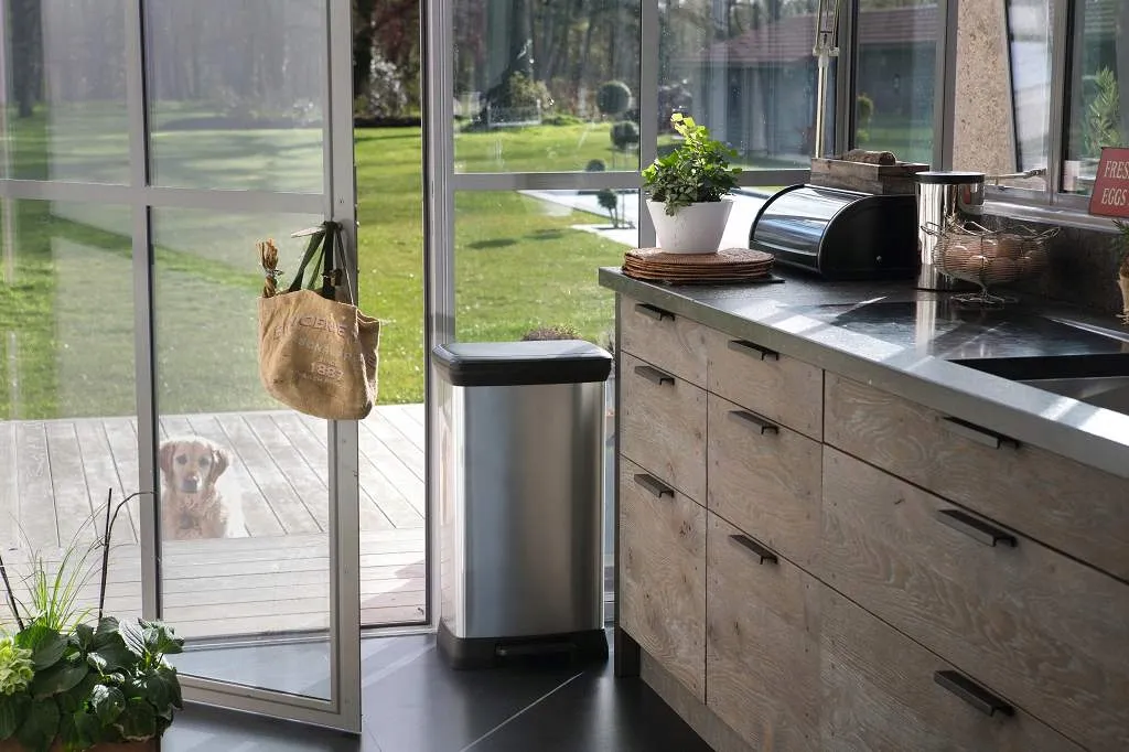 50 litrų talpos „Curver Deco“ šiukšliadėžė, metalizuota