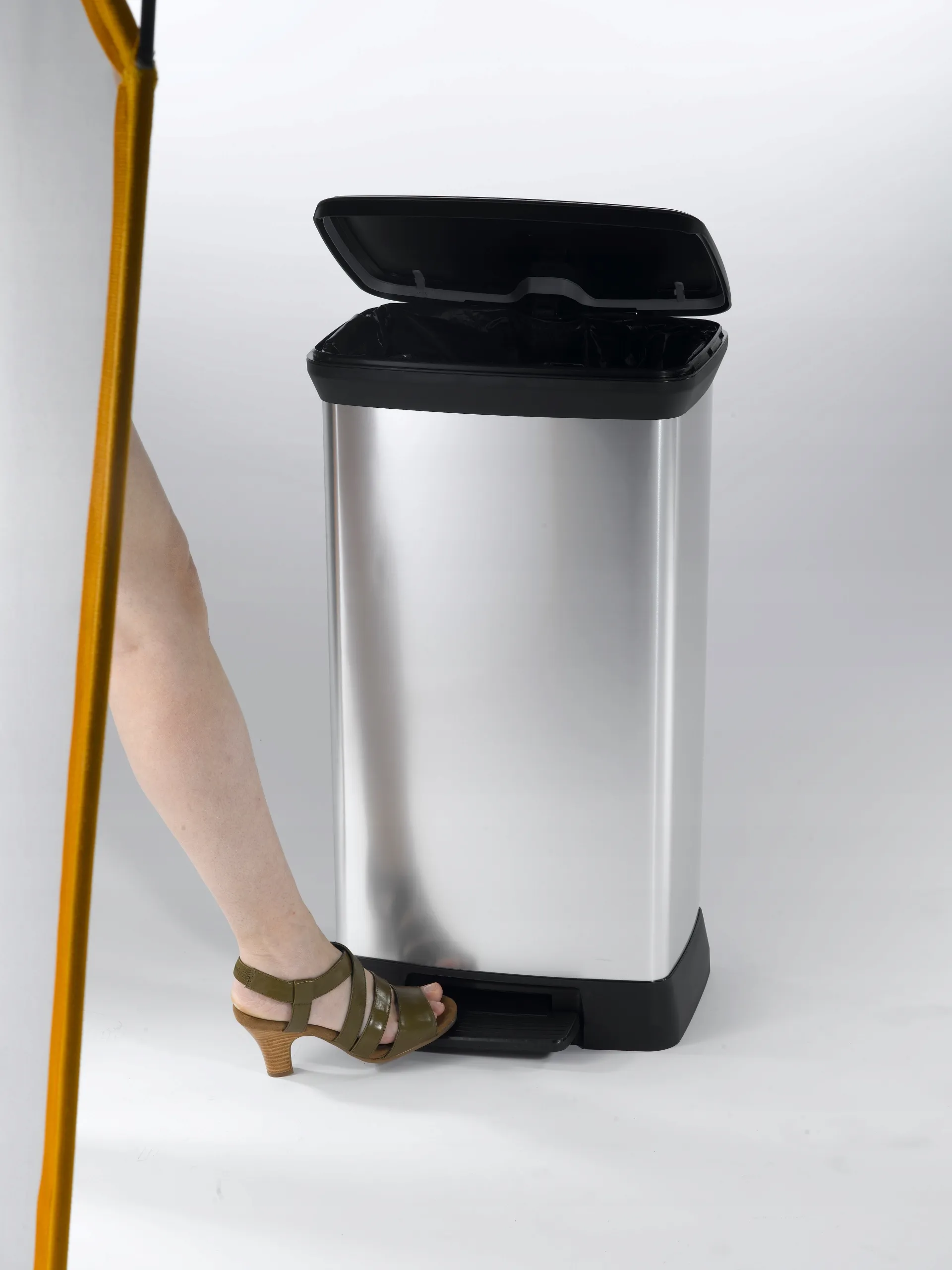 50 litrų talpos „Curver Deco“ šiukšliadėžė, metalizuota