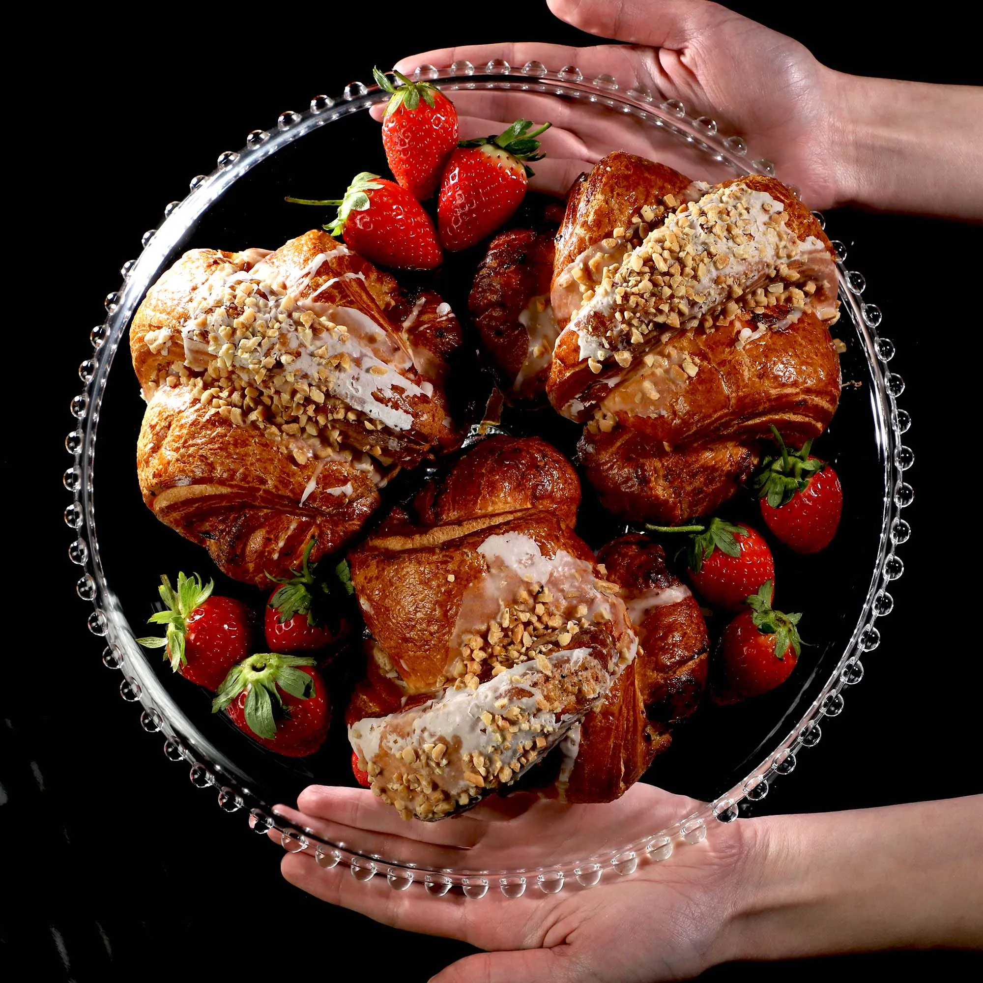 Assa torto stovas su dekoratyviniais rutuliukais 32 cm