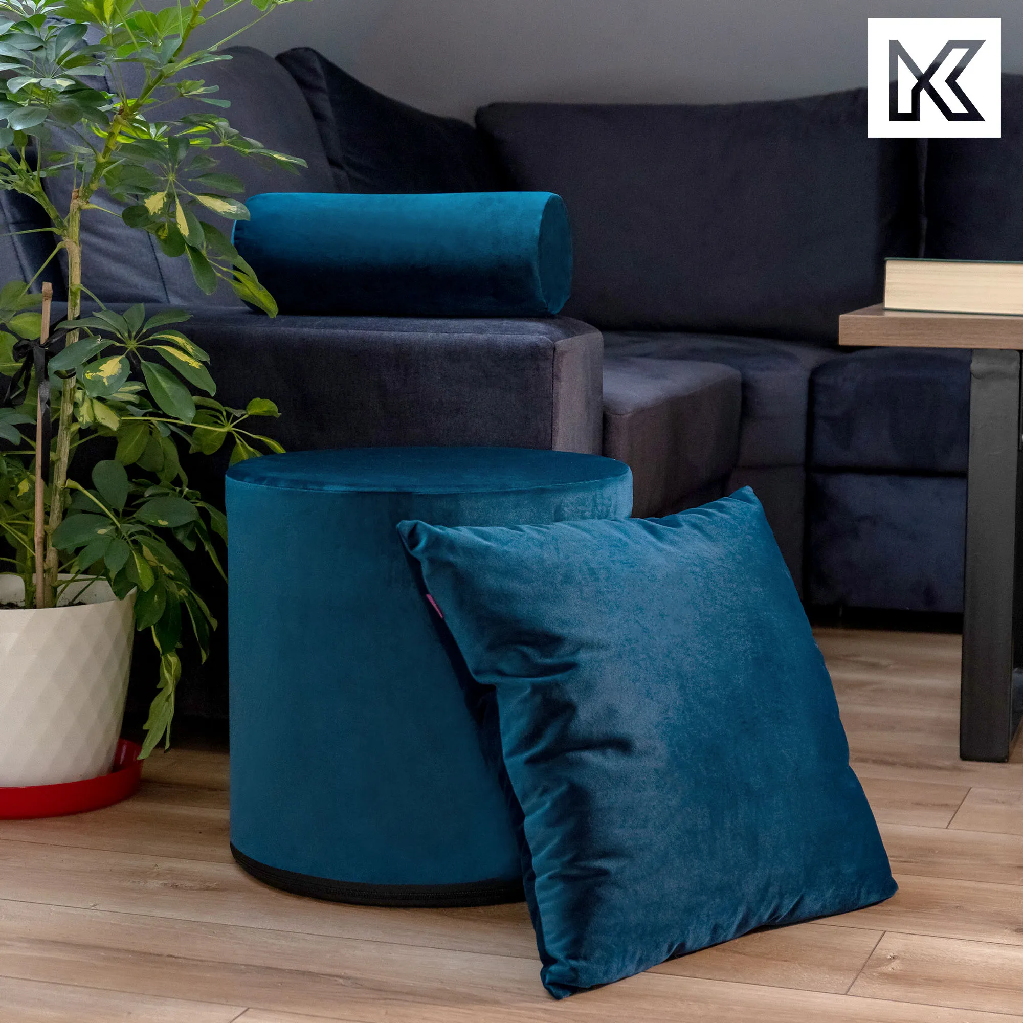 Dekoratyvinė aksominė pagalvėlė 46 x 46 cm, tamsiai mėlyna