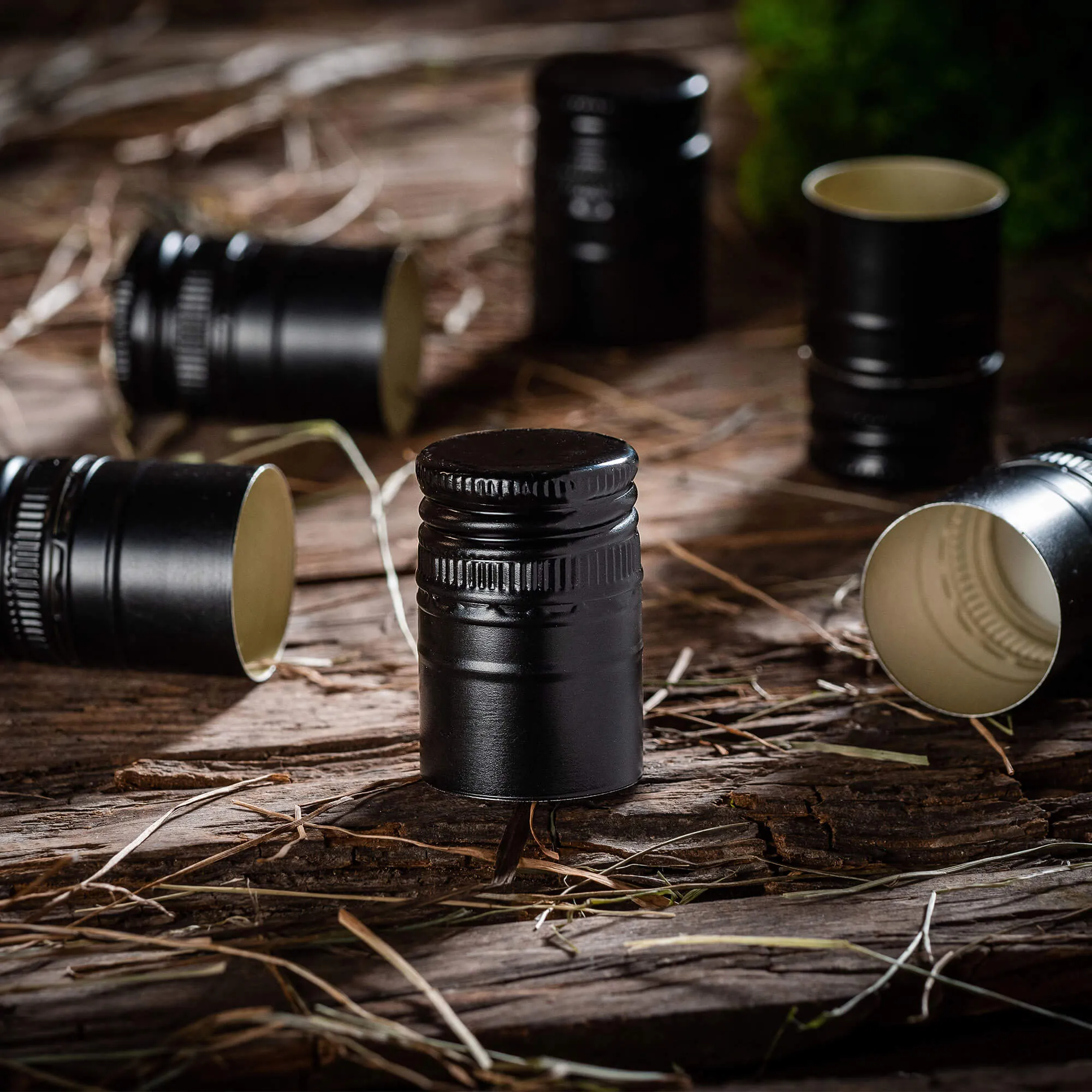 „Annot“ aliumininiai butelių kamšteliai, 31,5 mm skersmens, ilgi, juodi, 50 vnt.