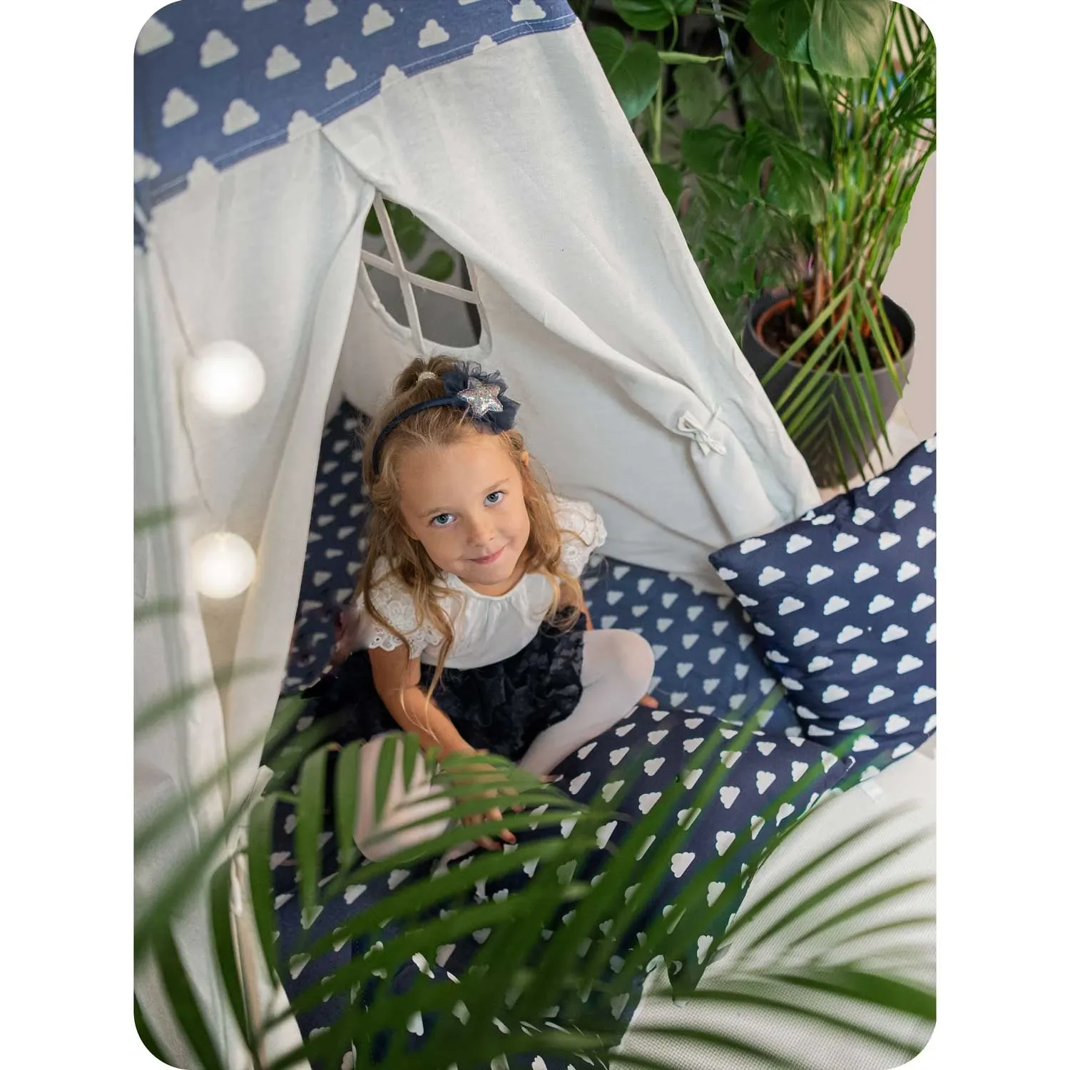 Vaikiška tipi palapinė su girlianda ir lemputėmis - tamsiai mėlyna su debesėliais - nuotrauka 1