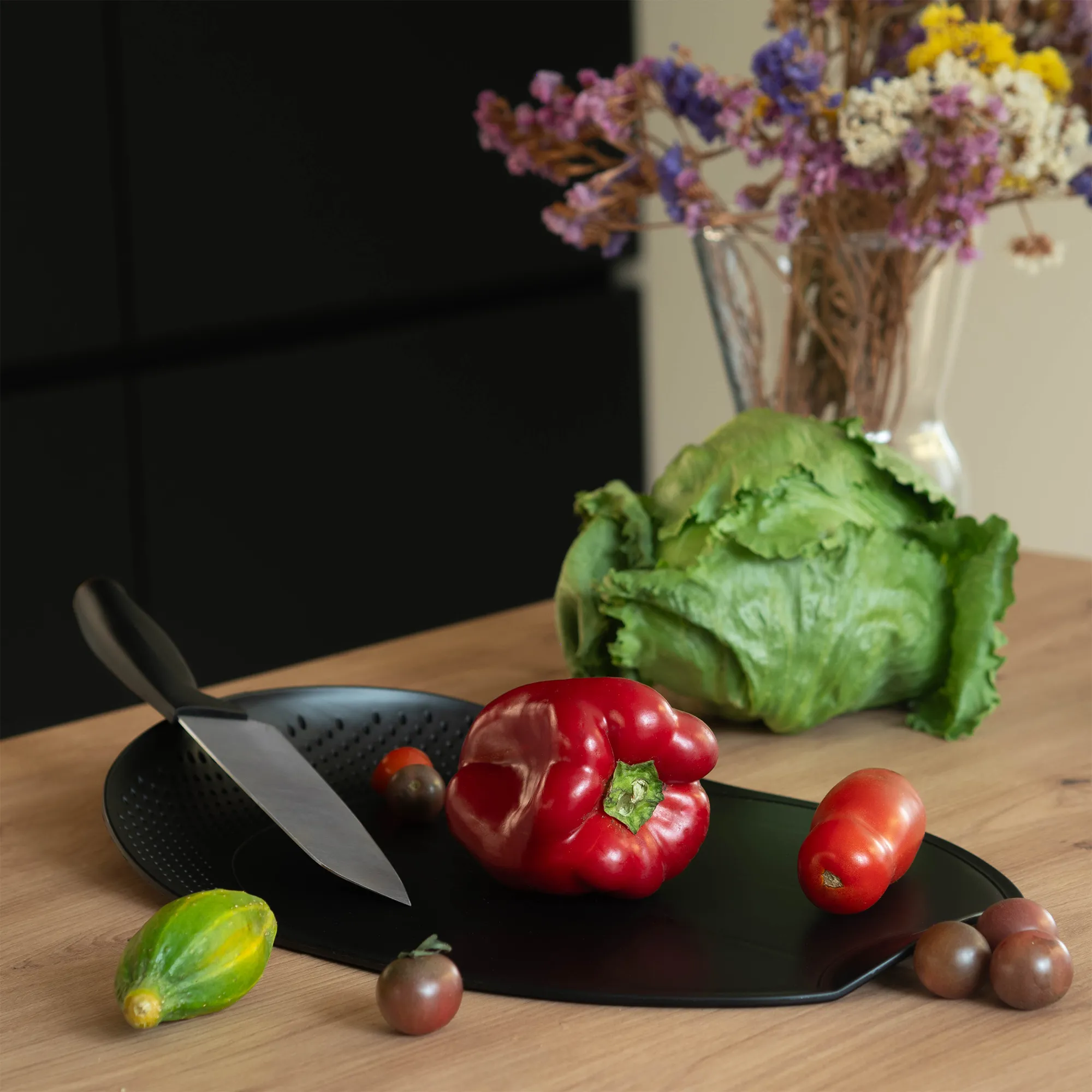 Visso juoda pjaustymo lentelė su nusausintuvu