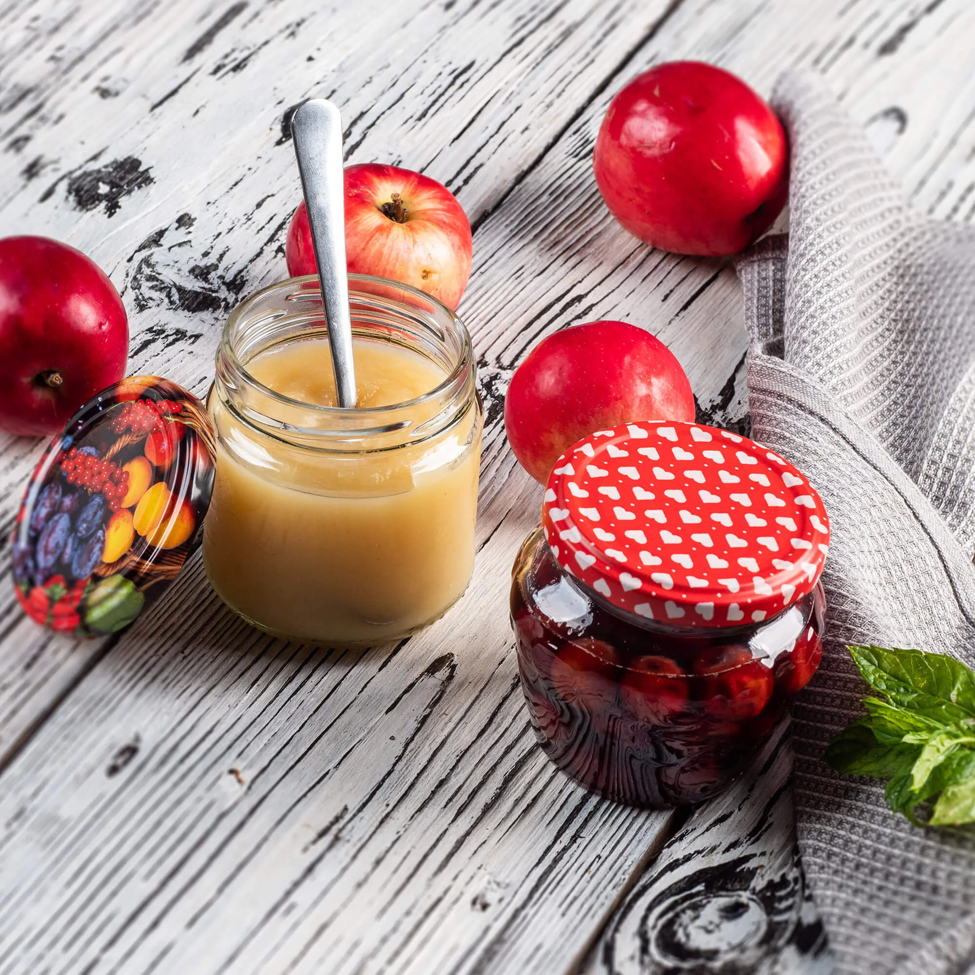 Lerma konservavimo stiklainiai 200 ml 10 vnt. 66 mm + dangteliai „Raudonos grotelės su širdelėmis“