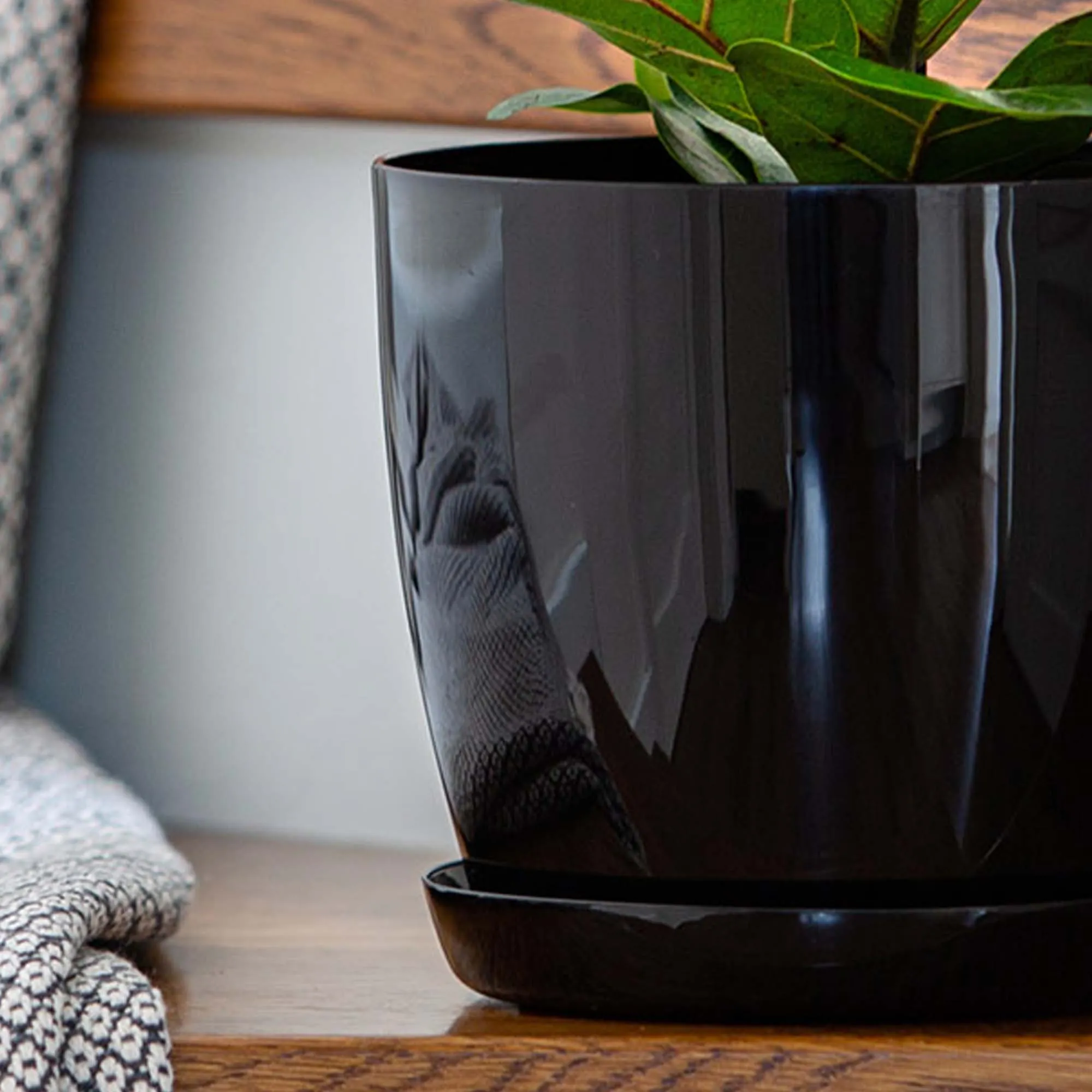 Agen vazonas su lėkštute, juodas, 23 cm, 3 vnt.