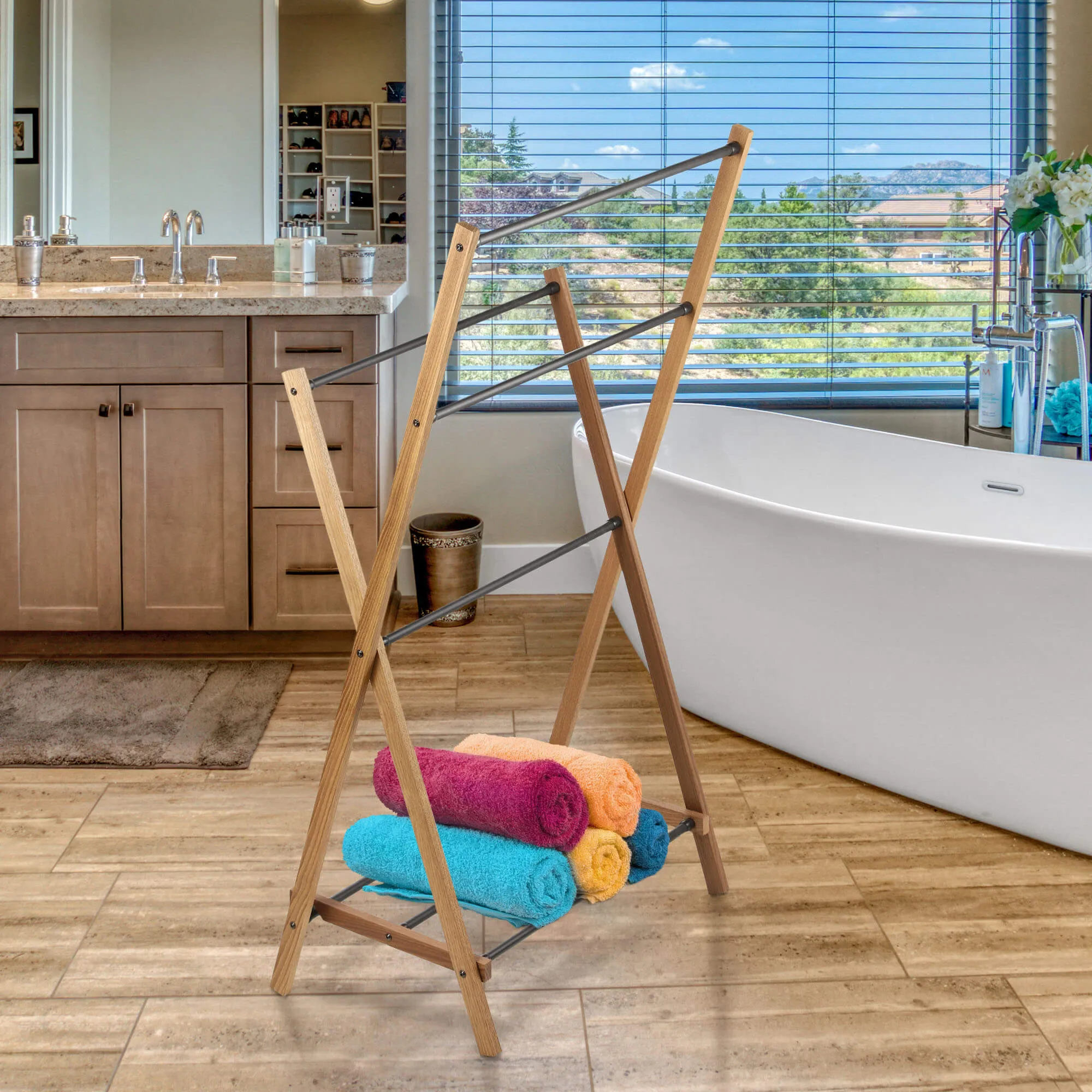 „Ferrara“ vonios kambario komplektas su rankšluosčių kabykla ir džiovykle