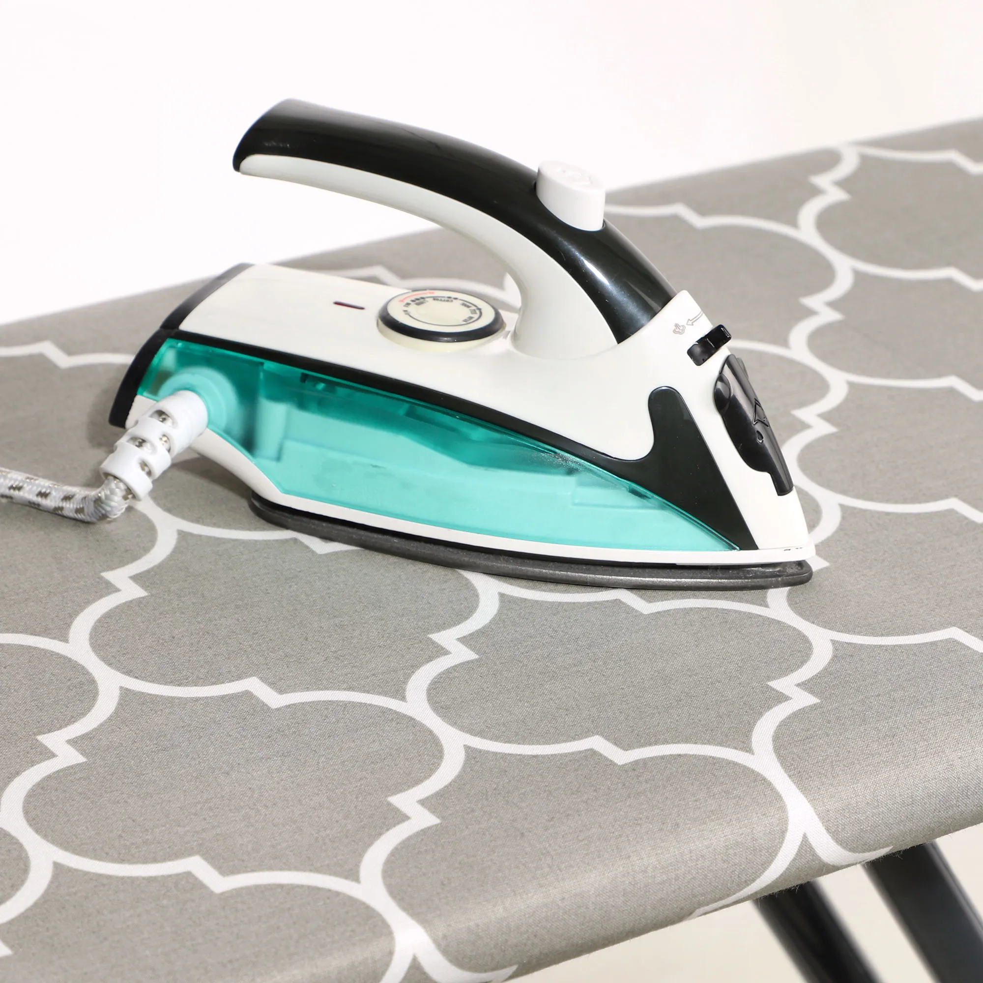 Viseu geometrinis lyginimo lentos užvalkalas 144×44 cm