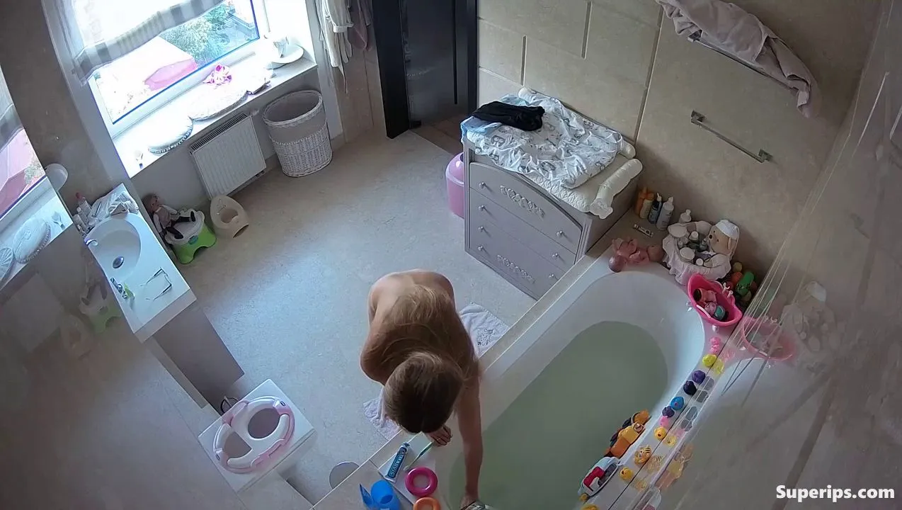 IPCAM – German princess takes a shower IPCAM – German princess takes a shower