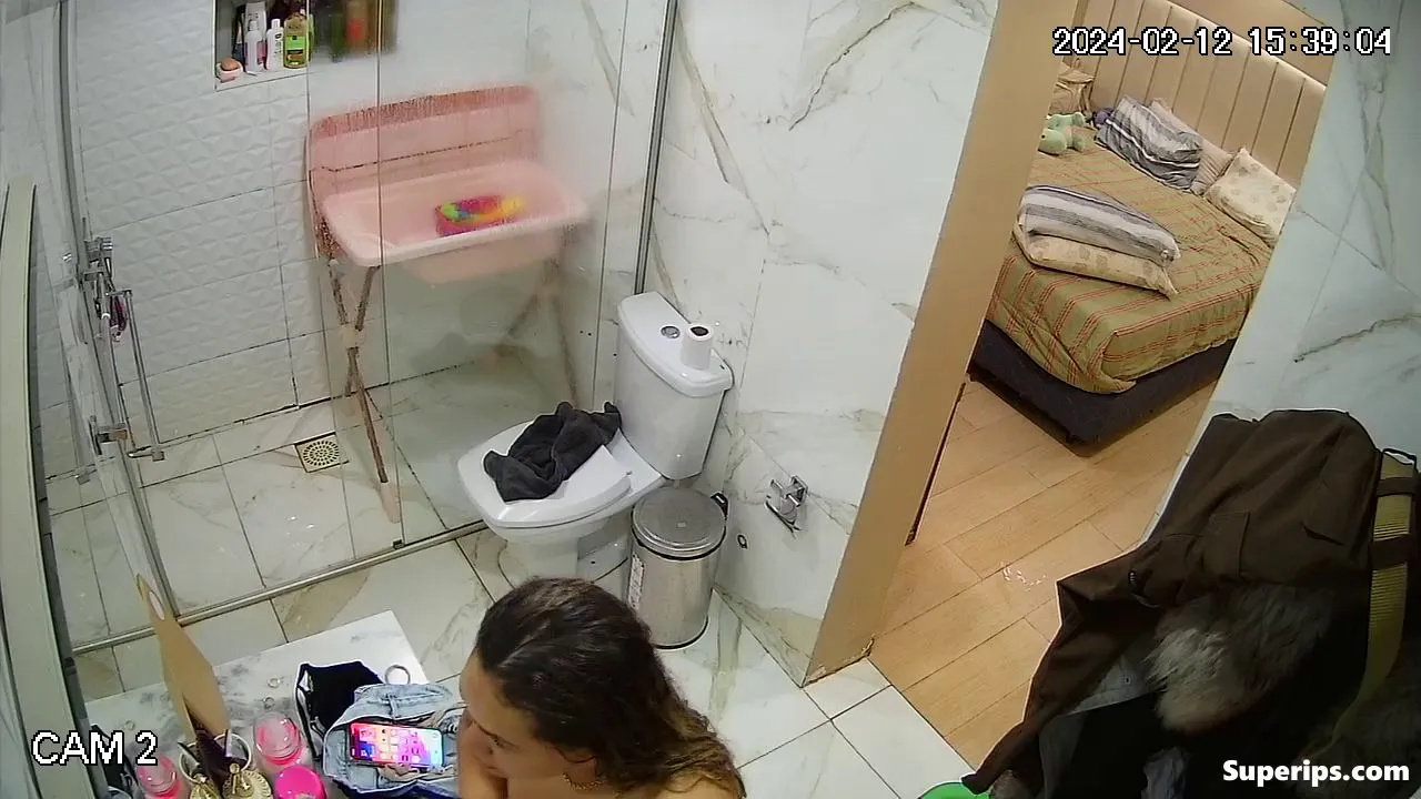 IPCAM – Big Brazilian girl takes a long shower IPCAM – Big Brazilian girl takes a long shower