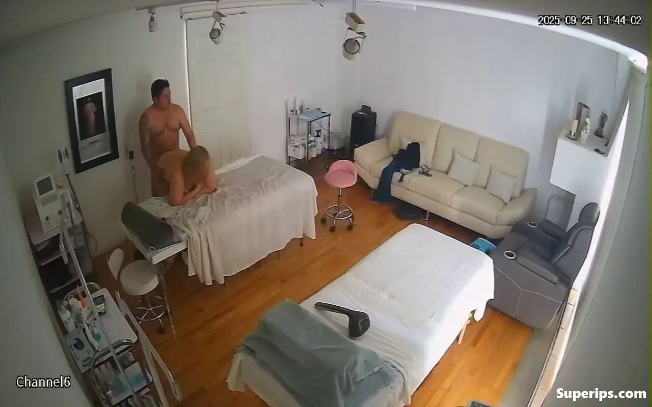 IPCAM – Busty mature masseuse fucks her client IPCAM – Busty mature masseuse fucks her client