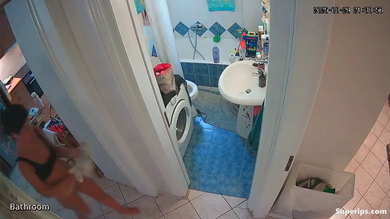 IPCAM – Skinny European girl enters the bathroom IPCAM – Skinny European girl enters the bathroom