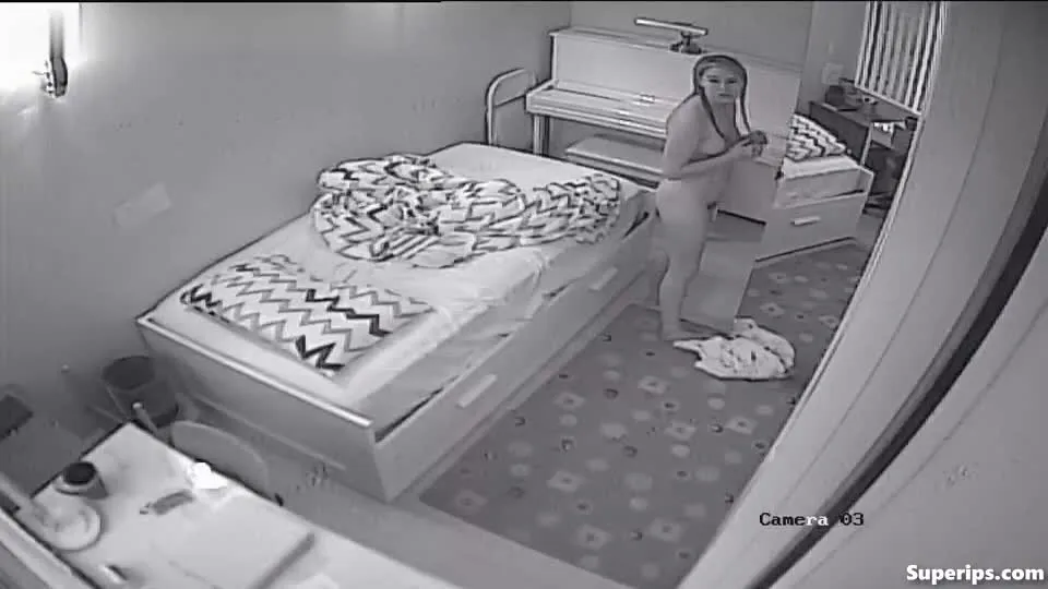 IPCAM β Beautiful American girl gets dressed in her room IPCAM β Beautiful American girl gets dressed in her room
