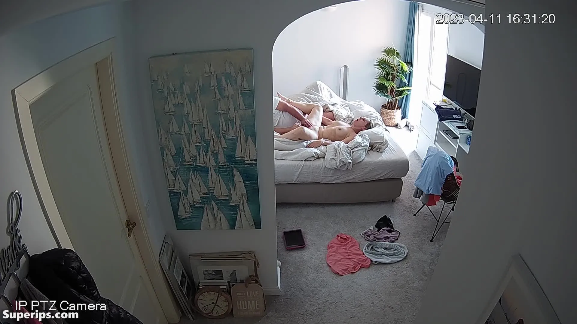 IPCAM – American milf mom is masturbating on her bed IPCAM – American milf mom is masturbating on her bed