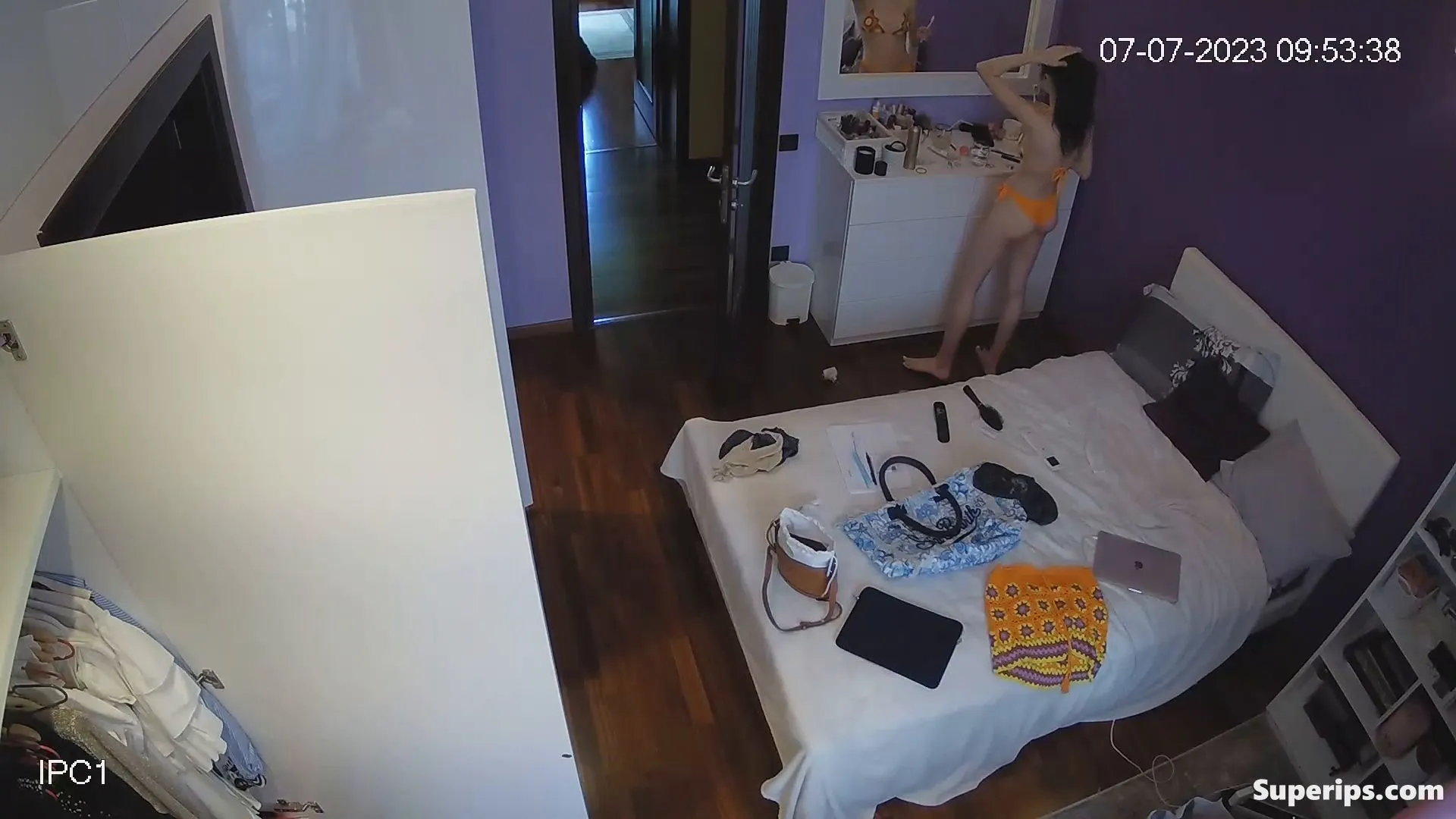 IPCAM – French girl puts on a sexy bikini IPCAM – French girl puts on a sexy bikini