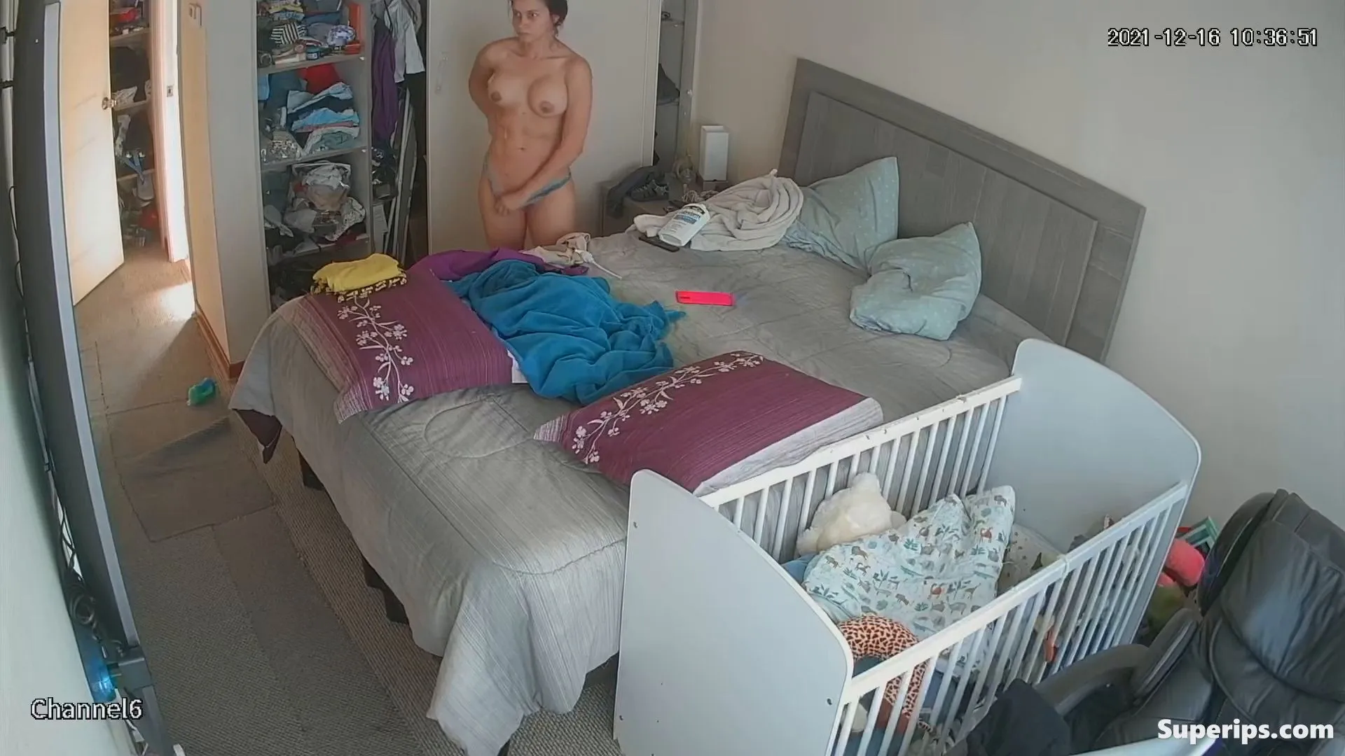 IPCAM – Busty Latina mom gets dressed in her room IPCAM – Busty Latina mom gets dressed in her room