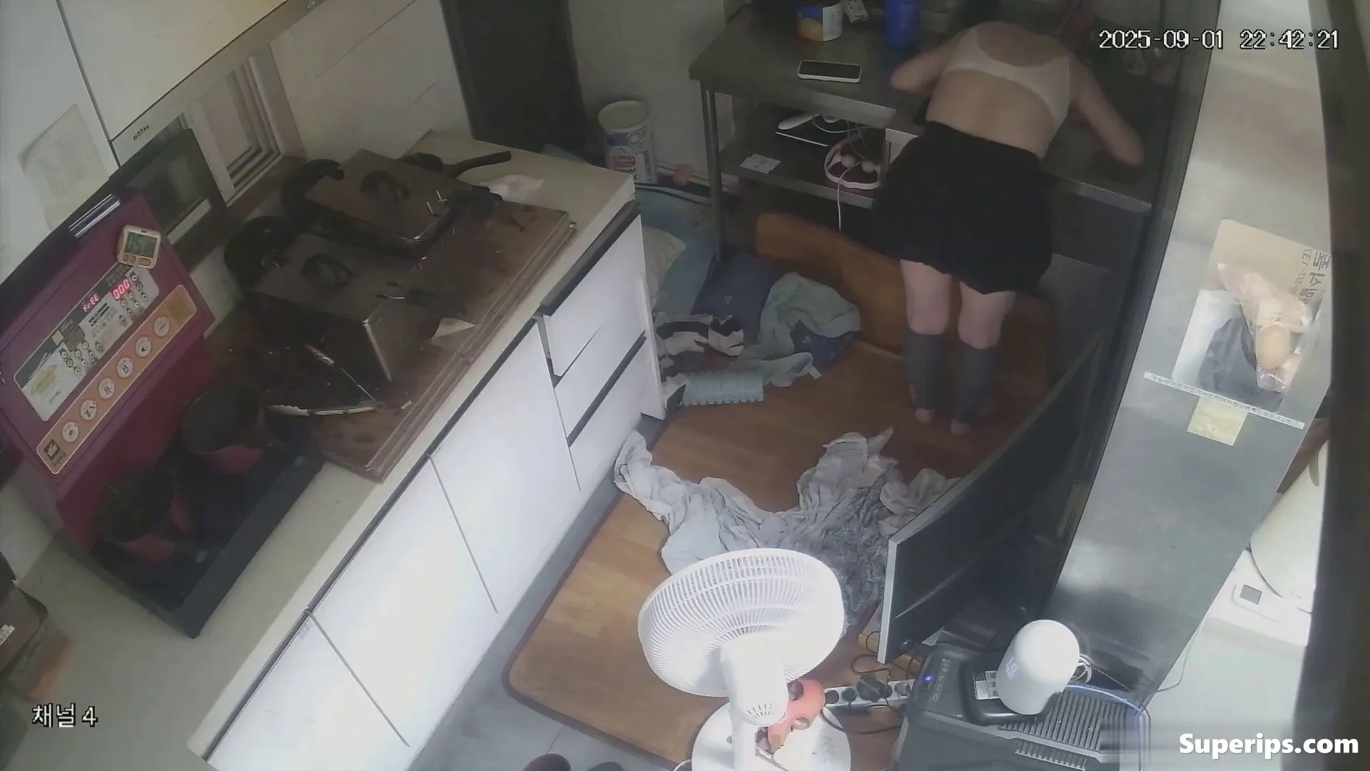 IPCAM – Poor Korean college girl lives in a kitchen IPCAM – Poor Korean college girl lives in a kitchen