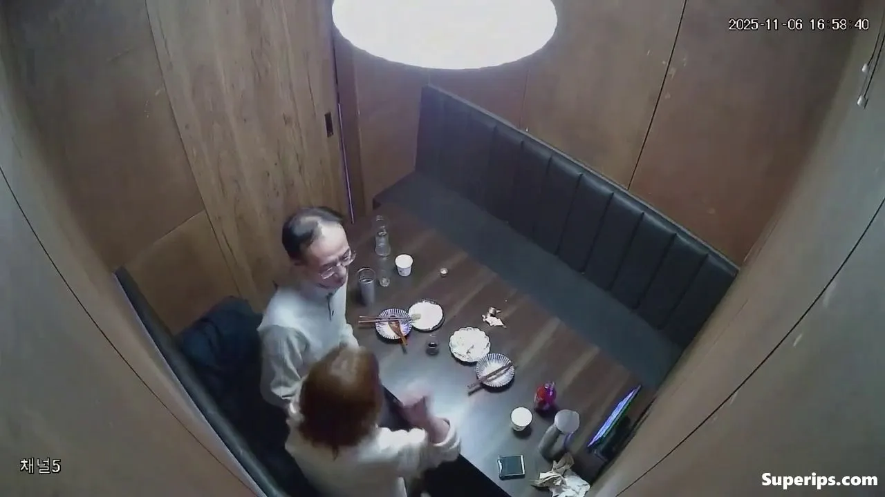 IPCAM – Old Korean man fucks his secretary IPCAM – Old Korean man fucks his secretary