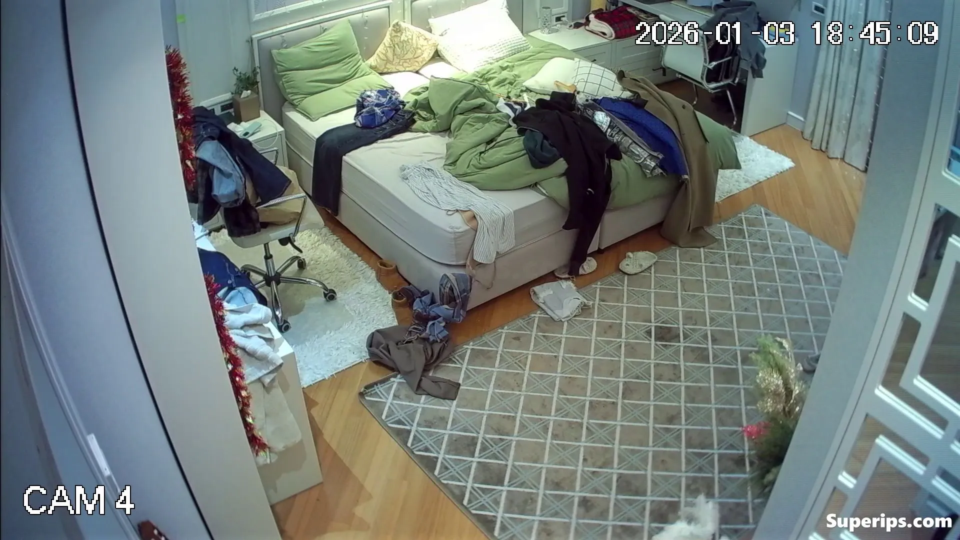 IPCAM – Nerdy girl and her best friend change clothes IPCAM – Nerdy girl and her best friend change clothes