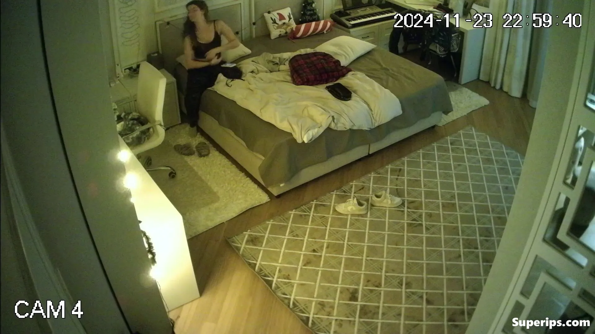 IPCAM – Nerdy European girl quickly changes her clothes IPCAM – Nerdy European girl quickly changes her clothes