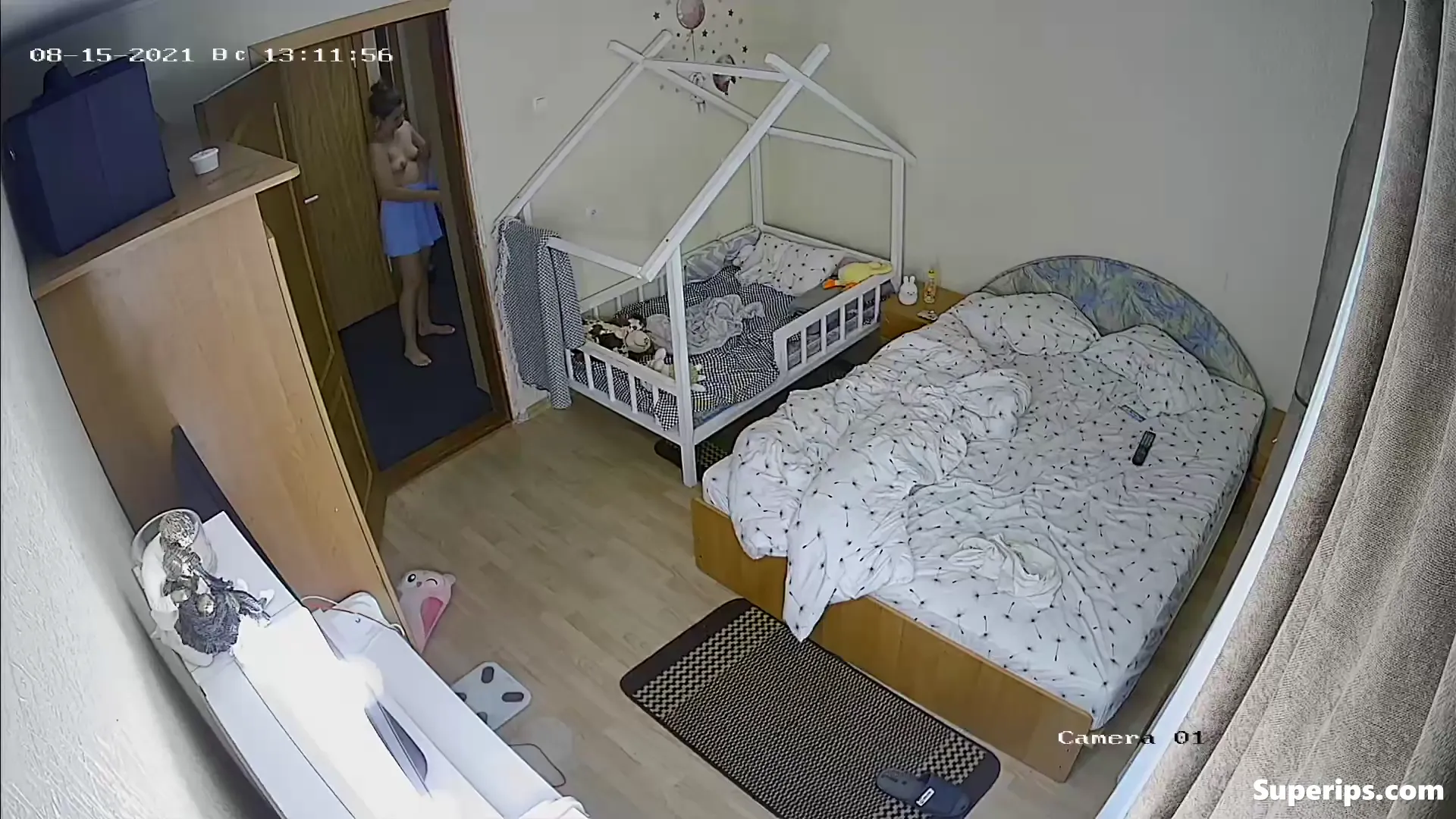 IPCAM – Teen mom gets dressed in her room IPCAM – Teen mom gets dressed in her room