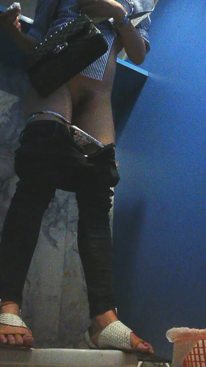 Spy toilet – Thailand girls in the bathroom #2 Spy toilet – Thailand girls in the bathroom #2