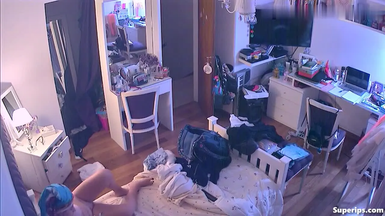 IPCAM β French redhead girl gets dressed in her room IPCAM β French redhead girl gets dressed in her room