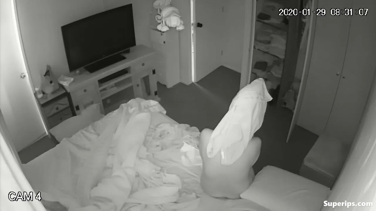 IPCAM – Gorgeous European mom gets dressed in her room IPCAM – Gorgeous European mom gets dressed in her room