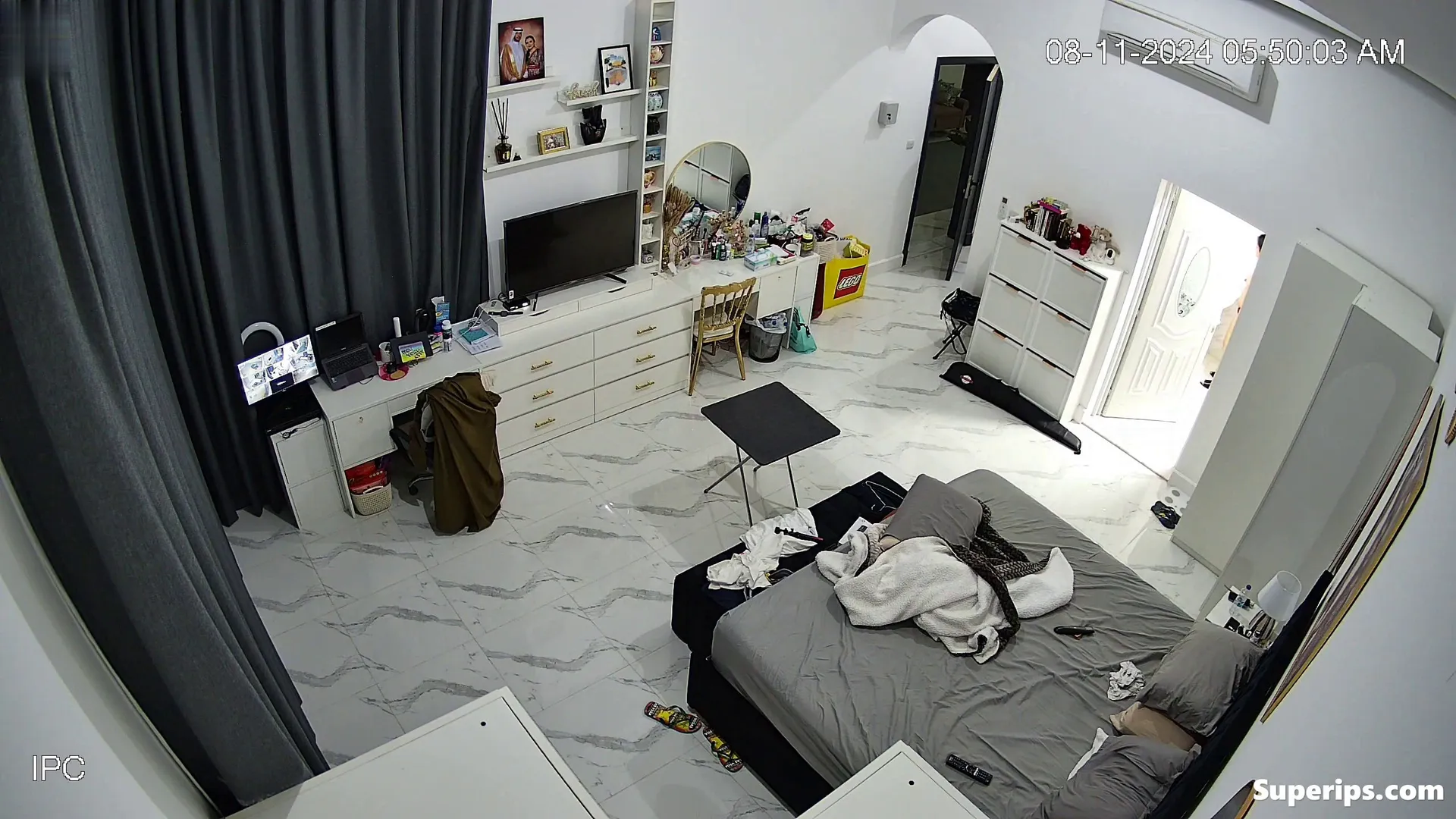 IPCAM – Arabian royalty wife naked in her room IPCAM – Arabian royalty wife naked in her room