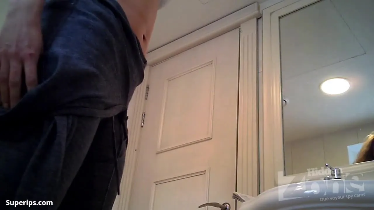 Spy Toilet β European women use the sanitary facilities Spy Toilet β European women use the sanitary facilities