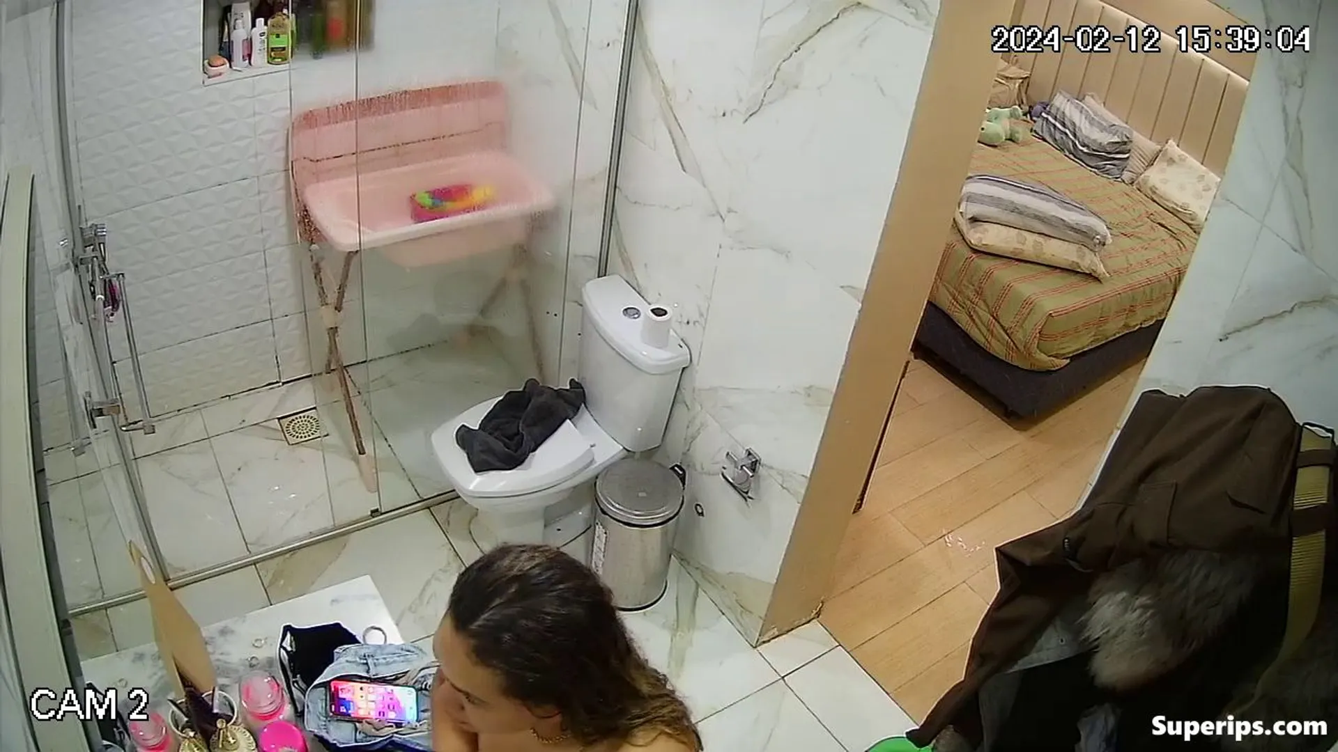 IPCAM – Big Brazilian girl takes a long shower IPCAM – Big Brazilian girl takes a long shower